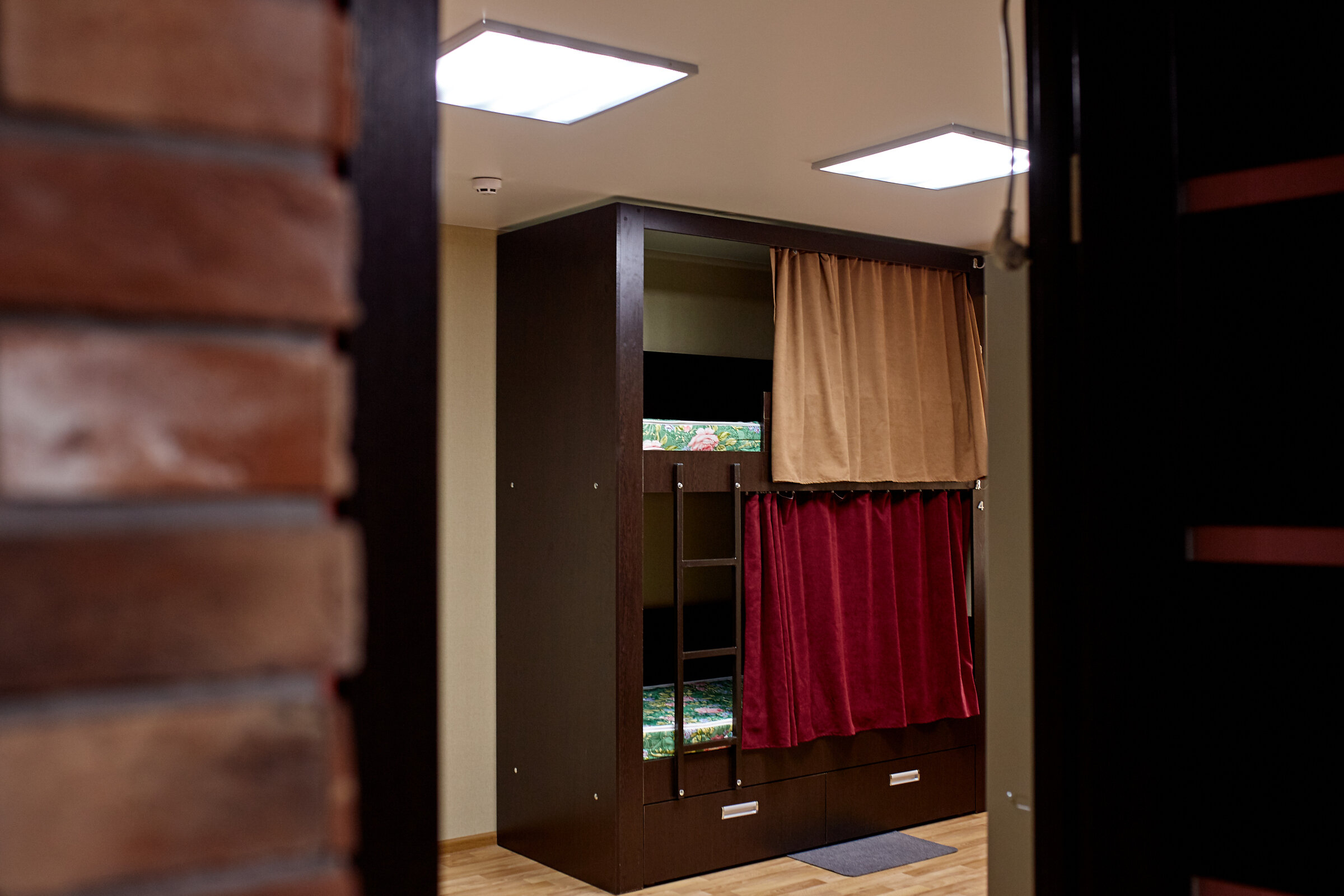 Кровать в общем 6-местном номере для мужчин и женщин