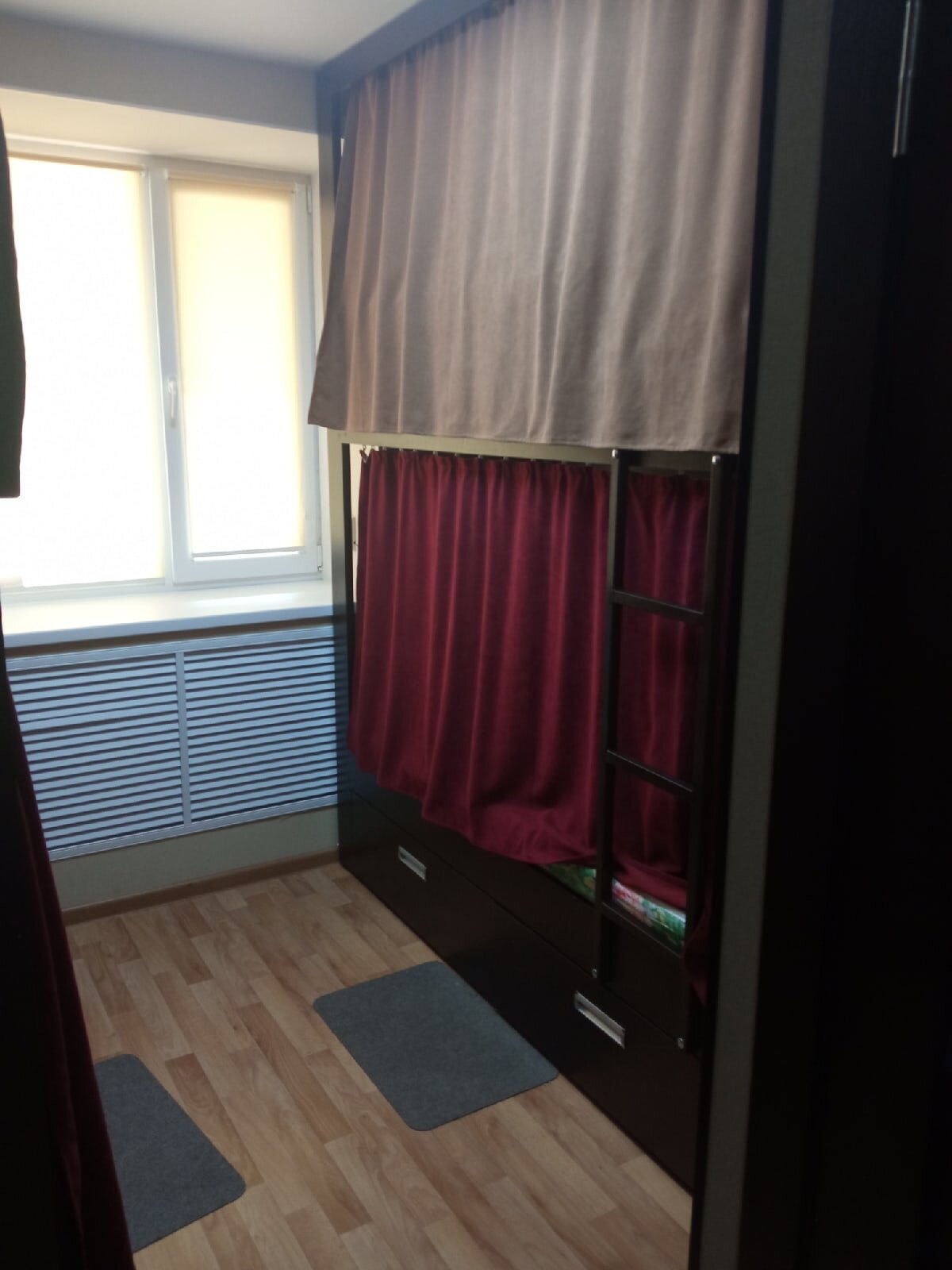 Кровать в общем 8-местном номере для мужчин и женщин