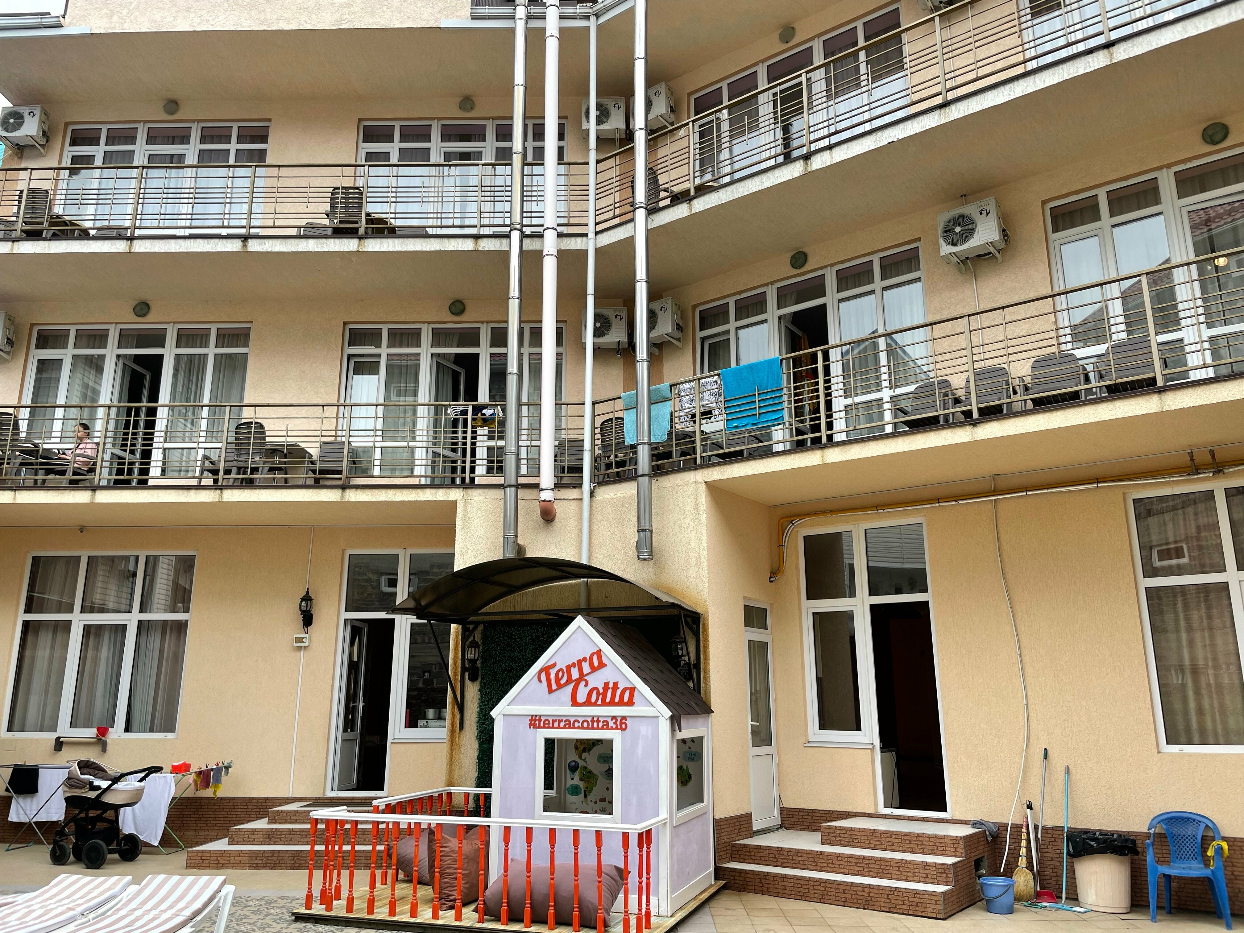 Двухместный номер с двуспальной кроватью и дополнительной кроватью