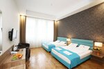 Улучшенный двухместный номер с 1 двуспальной кроватью, 2 двуспальные кровати «Квин-сайз» в Medos Hotel