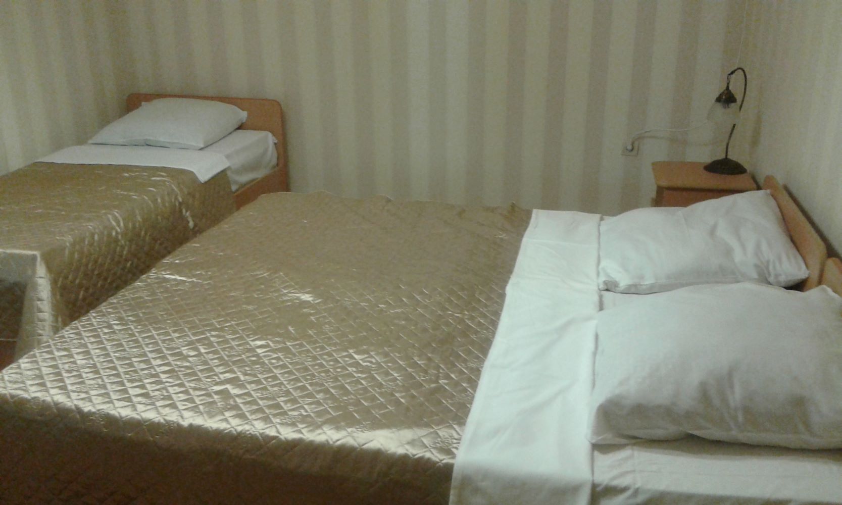 Четырехместный номер эконом-класса с общей ванной комнатой