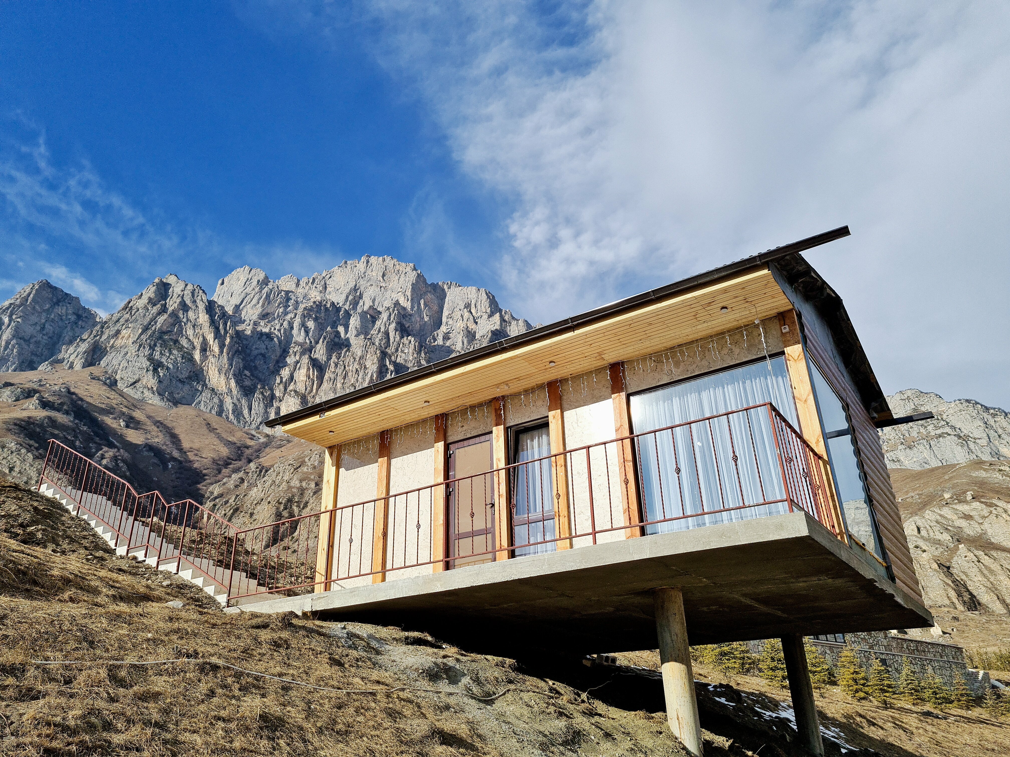 Трехместный номер с видом на горы