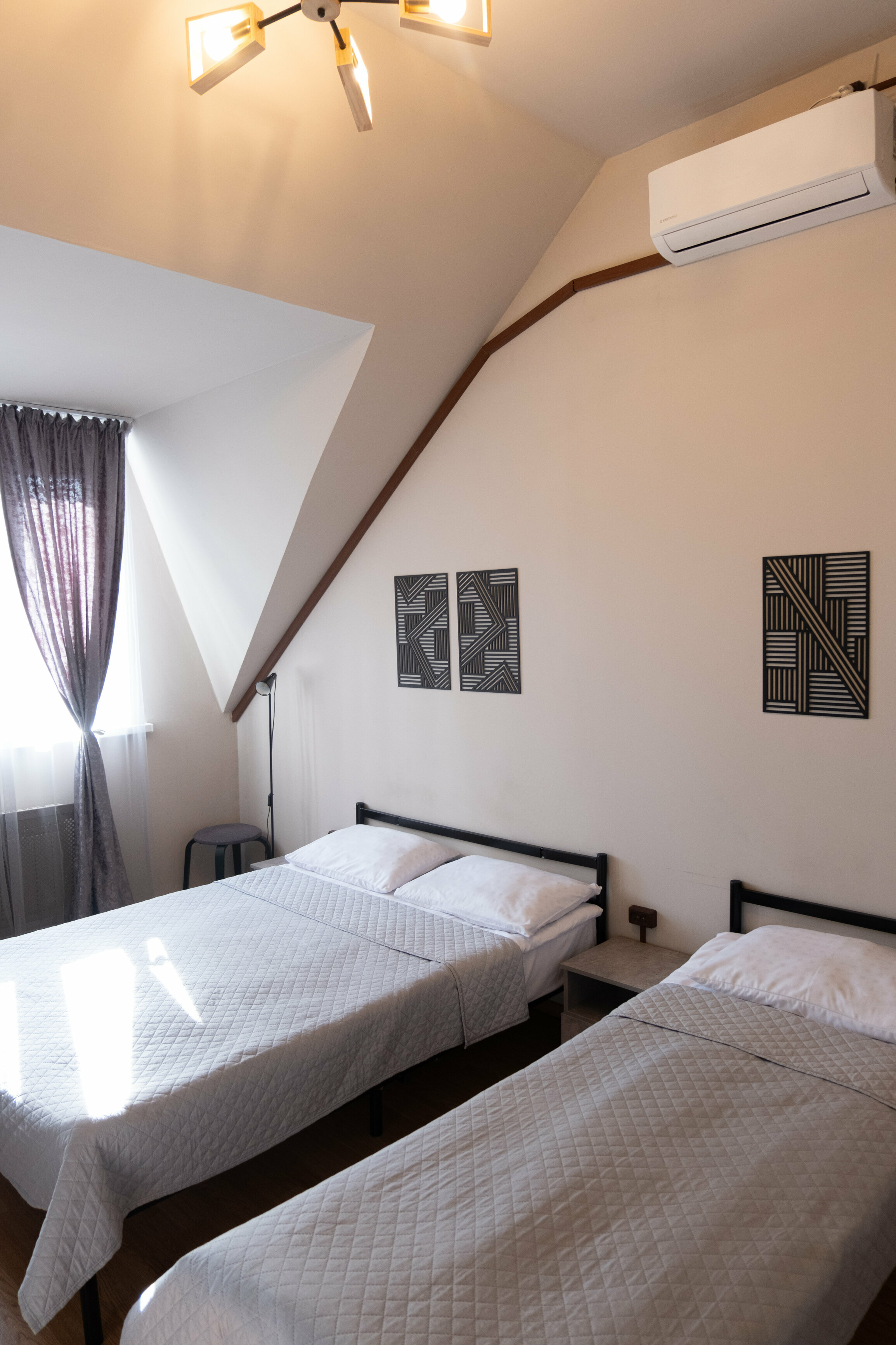 Трехместный номер с общей ванной комнатой