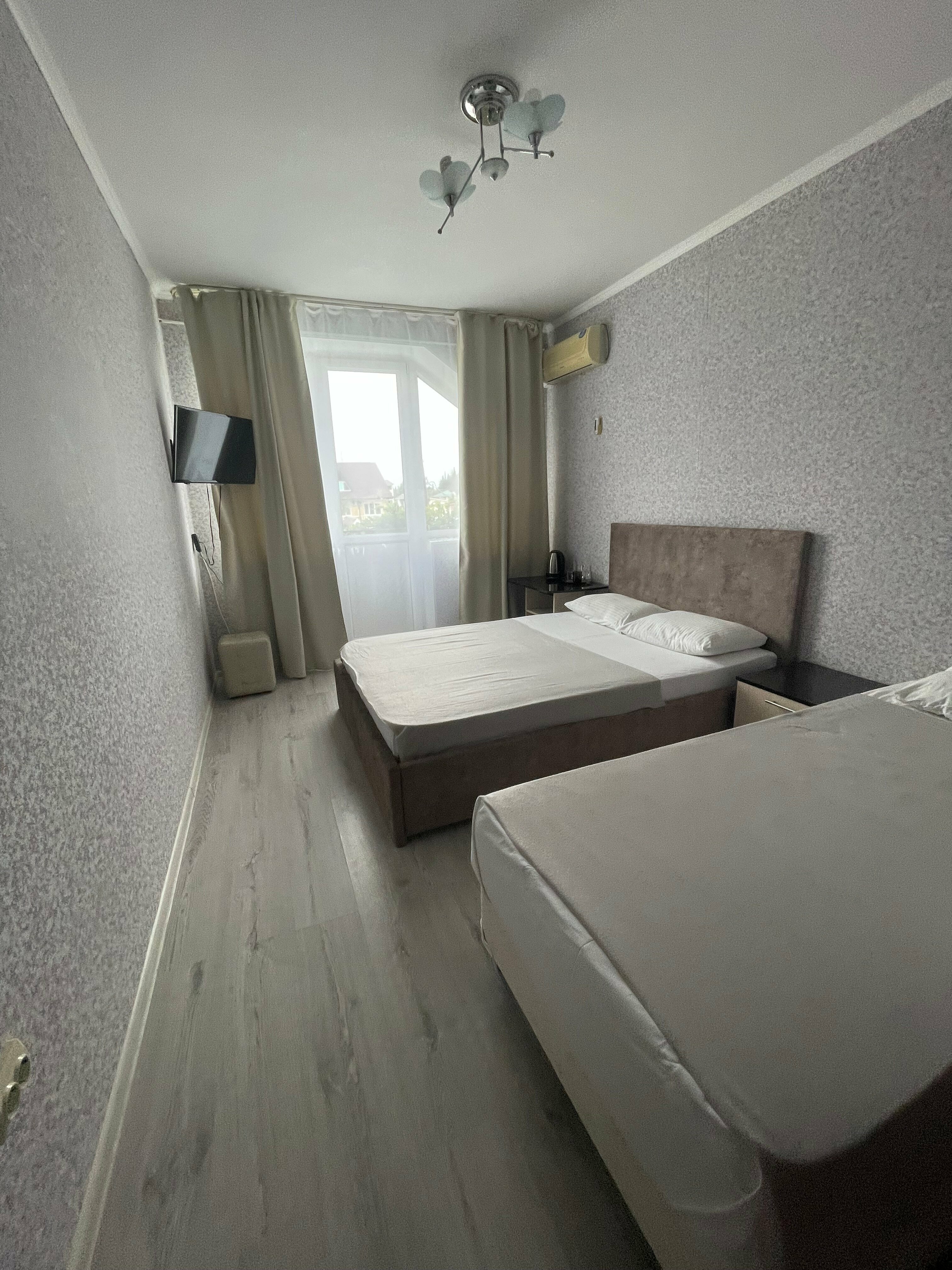 Трехместный номер с балконом