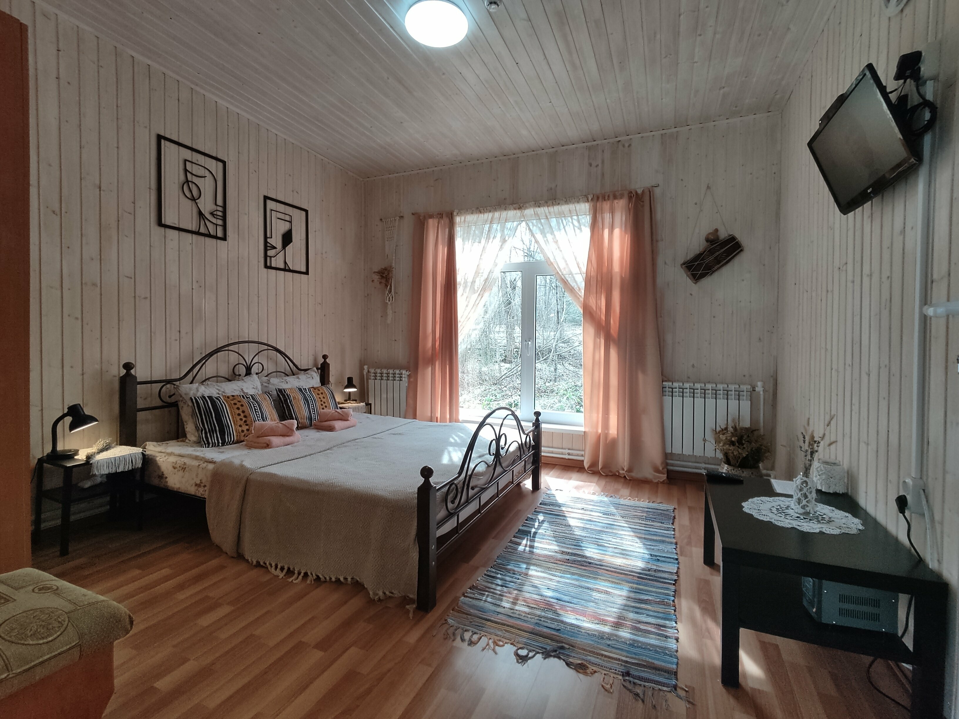 Дом у горной реки