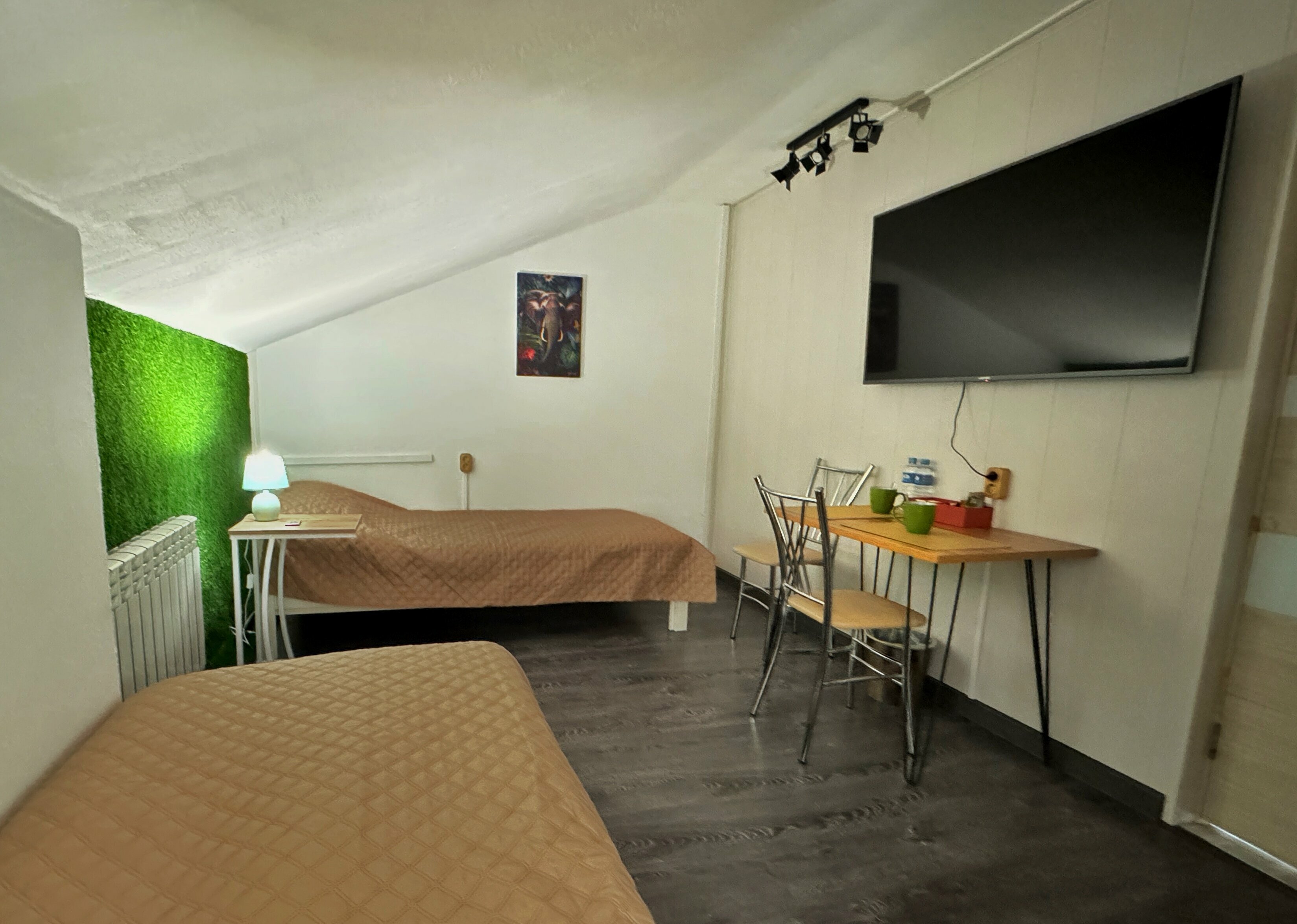 Двухместный номер с 2 отдельными кроватями и общей ванной комнатой