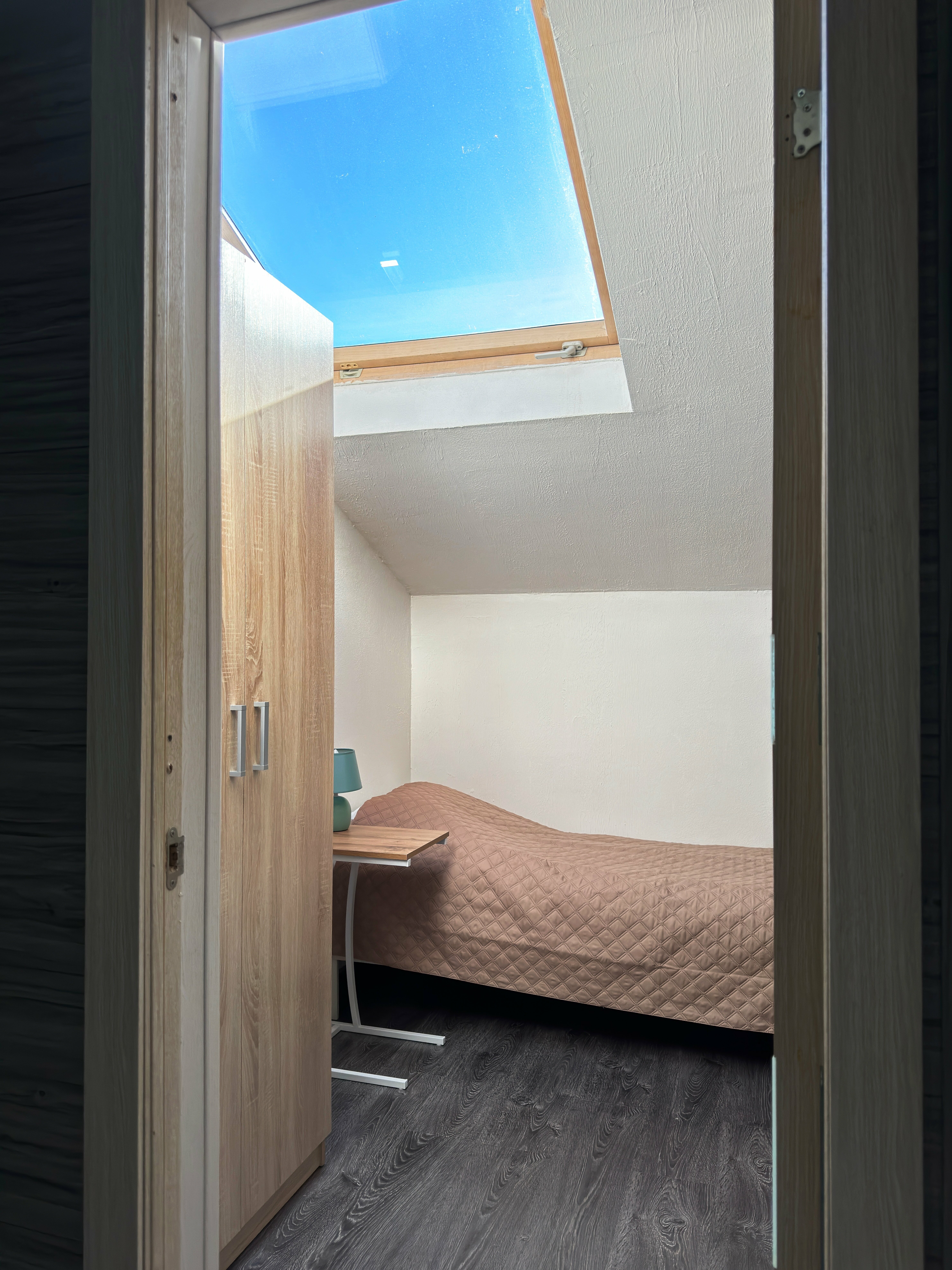 Двухместный номер с 2 отдельными кроватями и общей ванной комнатой