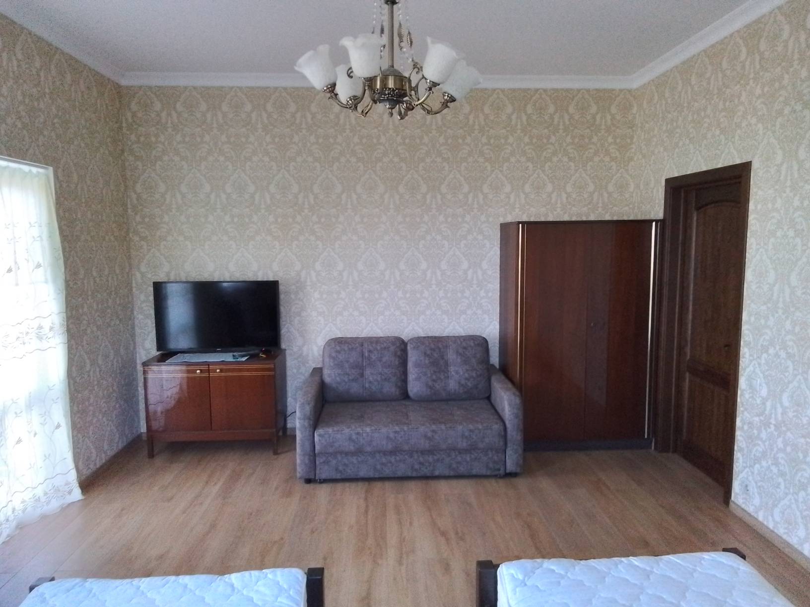 Стандартный номер с 2 односпальными кроватями и диваном