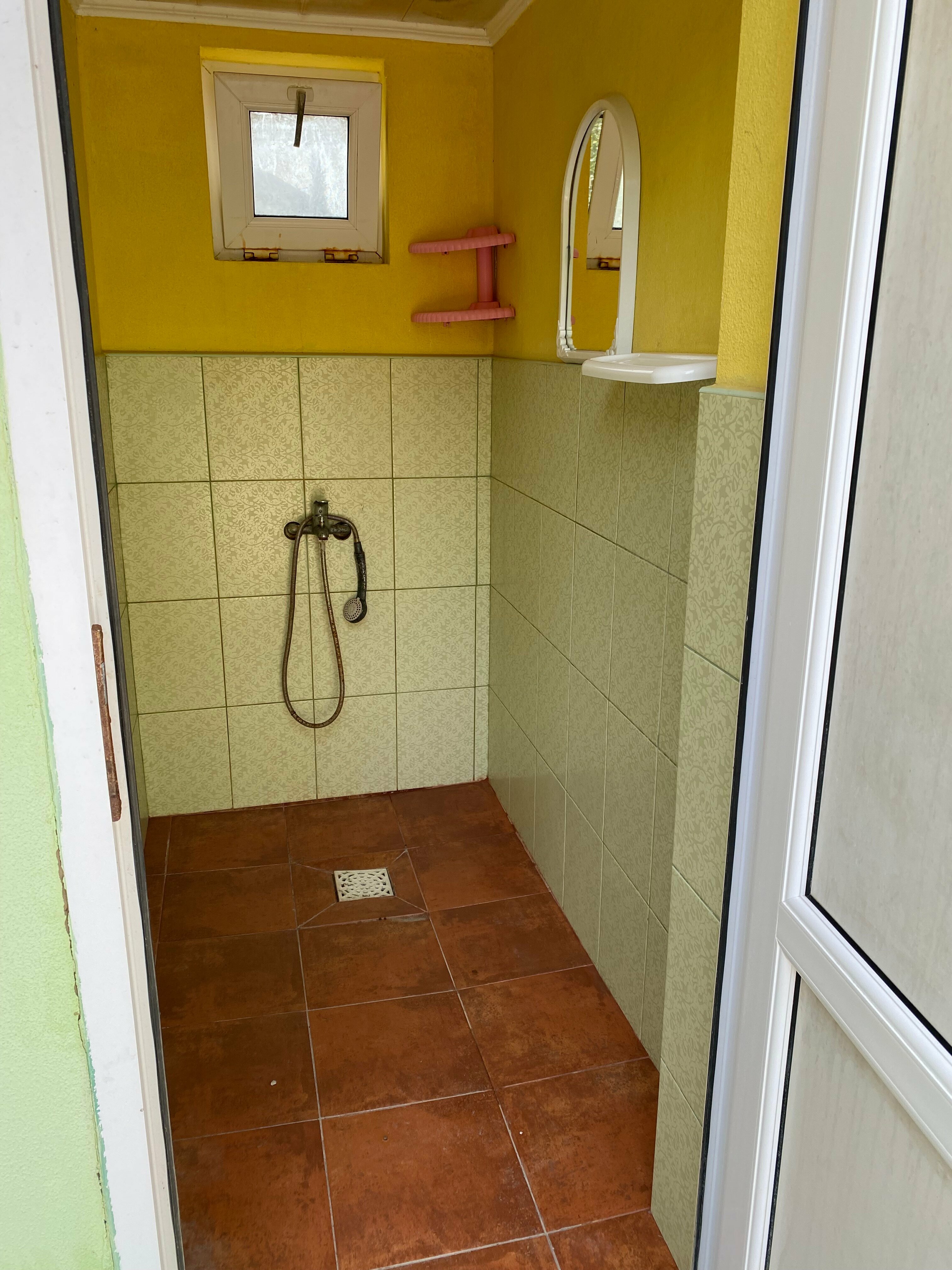 Трехместный номер эконом-класса с общей ванной комнатой