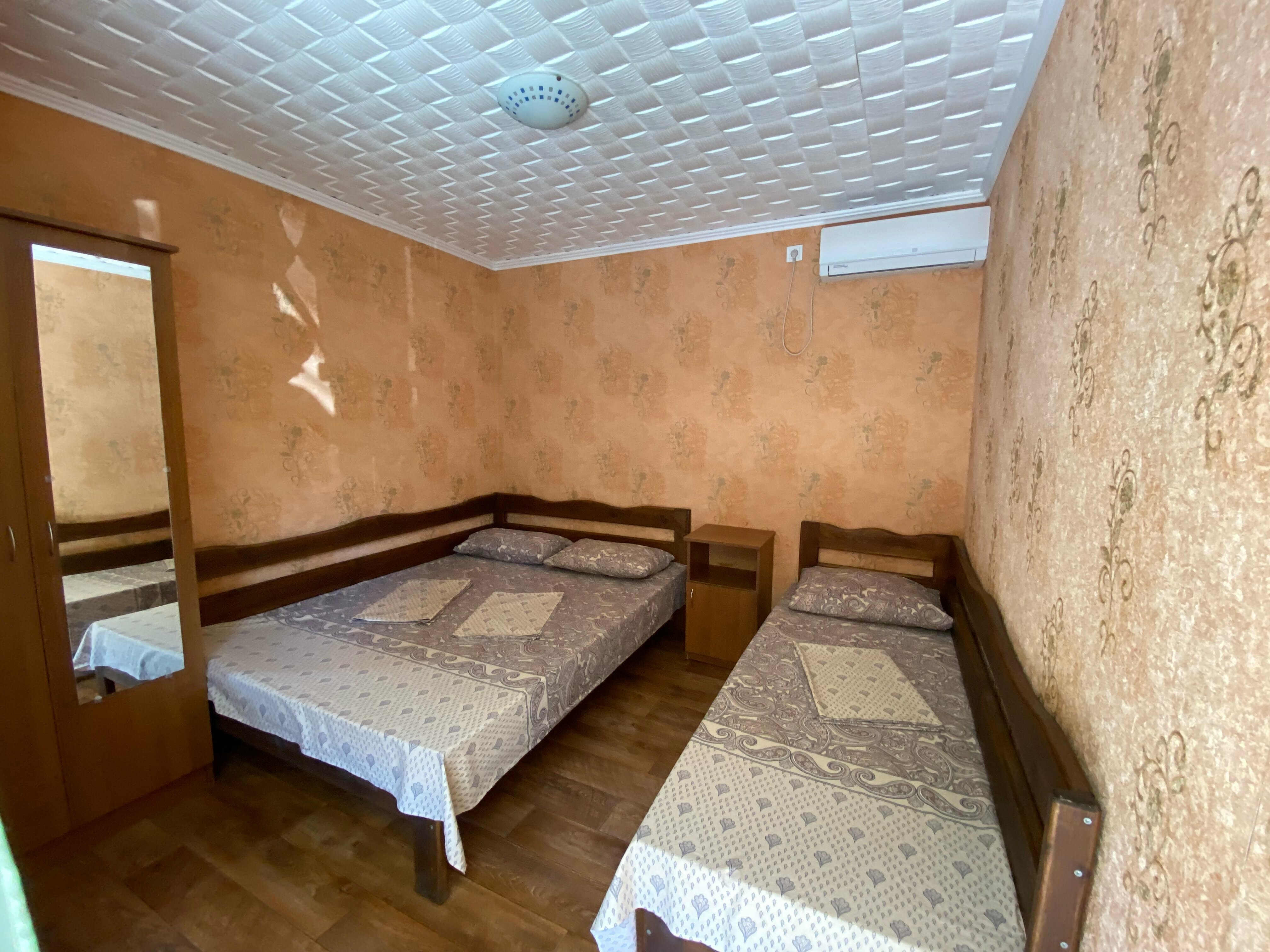 Трехместный номер эконом-класса с общей ванной комнатой