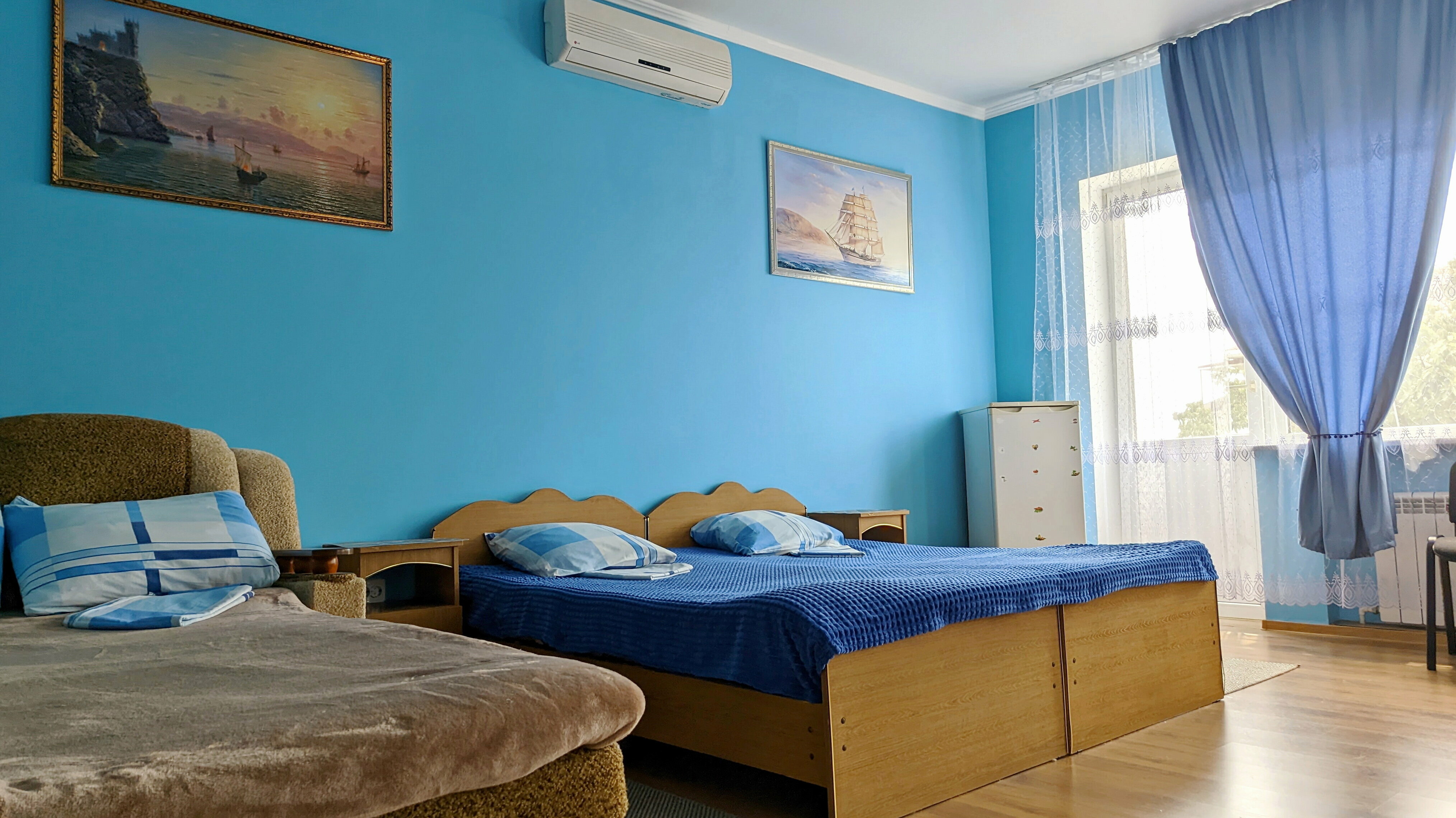 Семейный номер с общей ванной комнатой