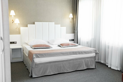 Люкс с кроватью размера «king-size» и гидромассажной ванной в Лазурит