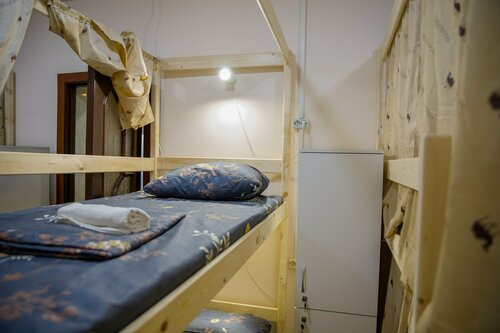 Спальное место на двухъярусной кровати в общем номере для мужчин и женщин