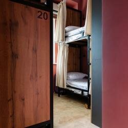 Кровать в мужском номере c 2 двухъярусными кроватями (удобства на этаже) в Doma
