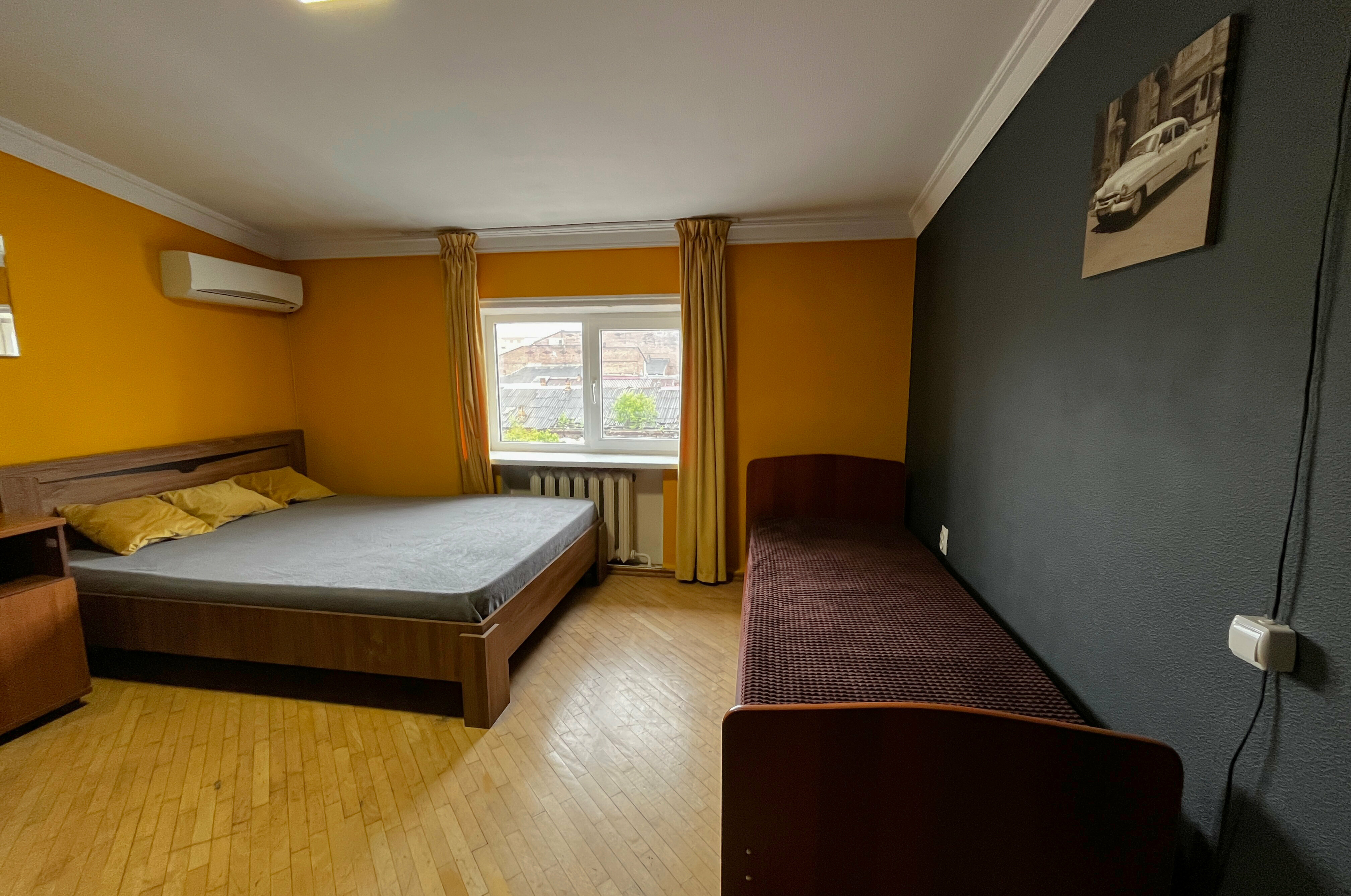 Трехместный номер с общей ванной комнатой