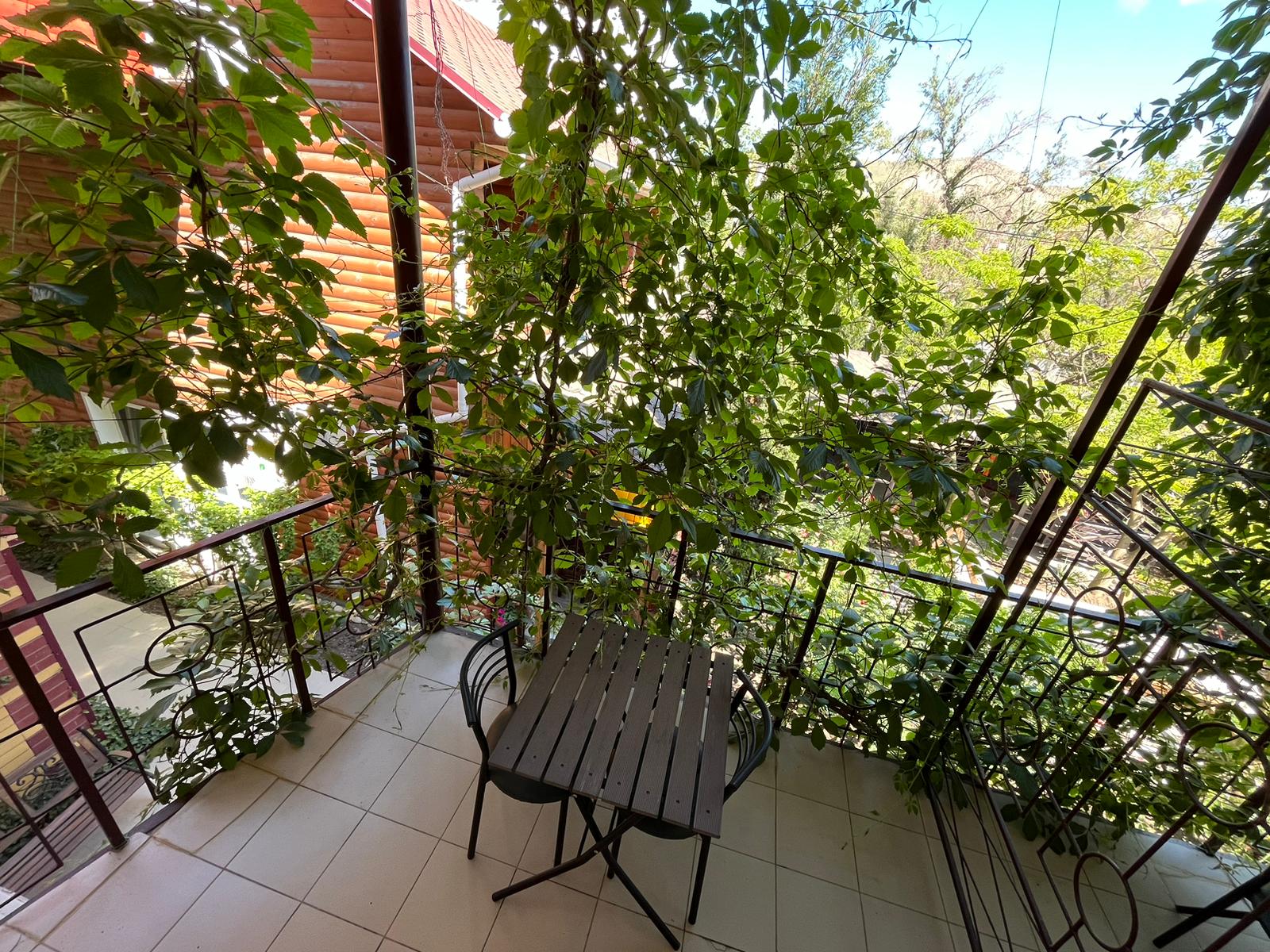 Трехместный номер с балконом