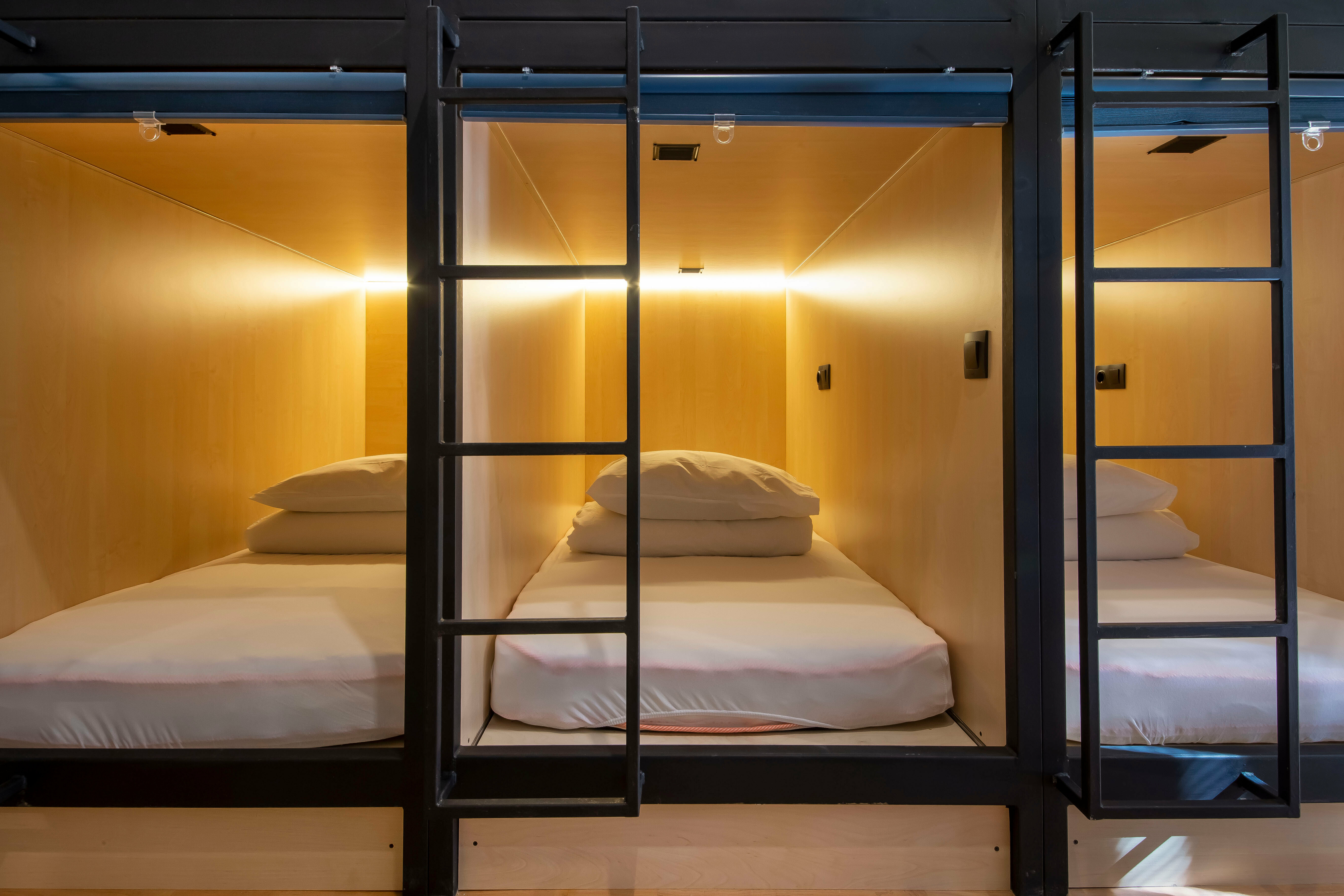 Односпальная кровать в общем номере для женщин