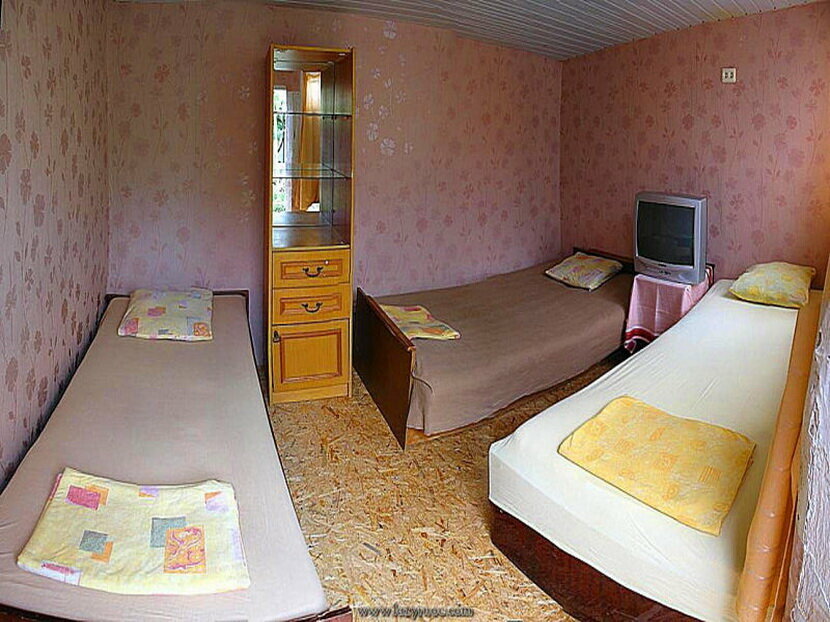 Четырехместный номер эконом-класса с общей ванной комнатой