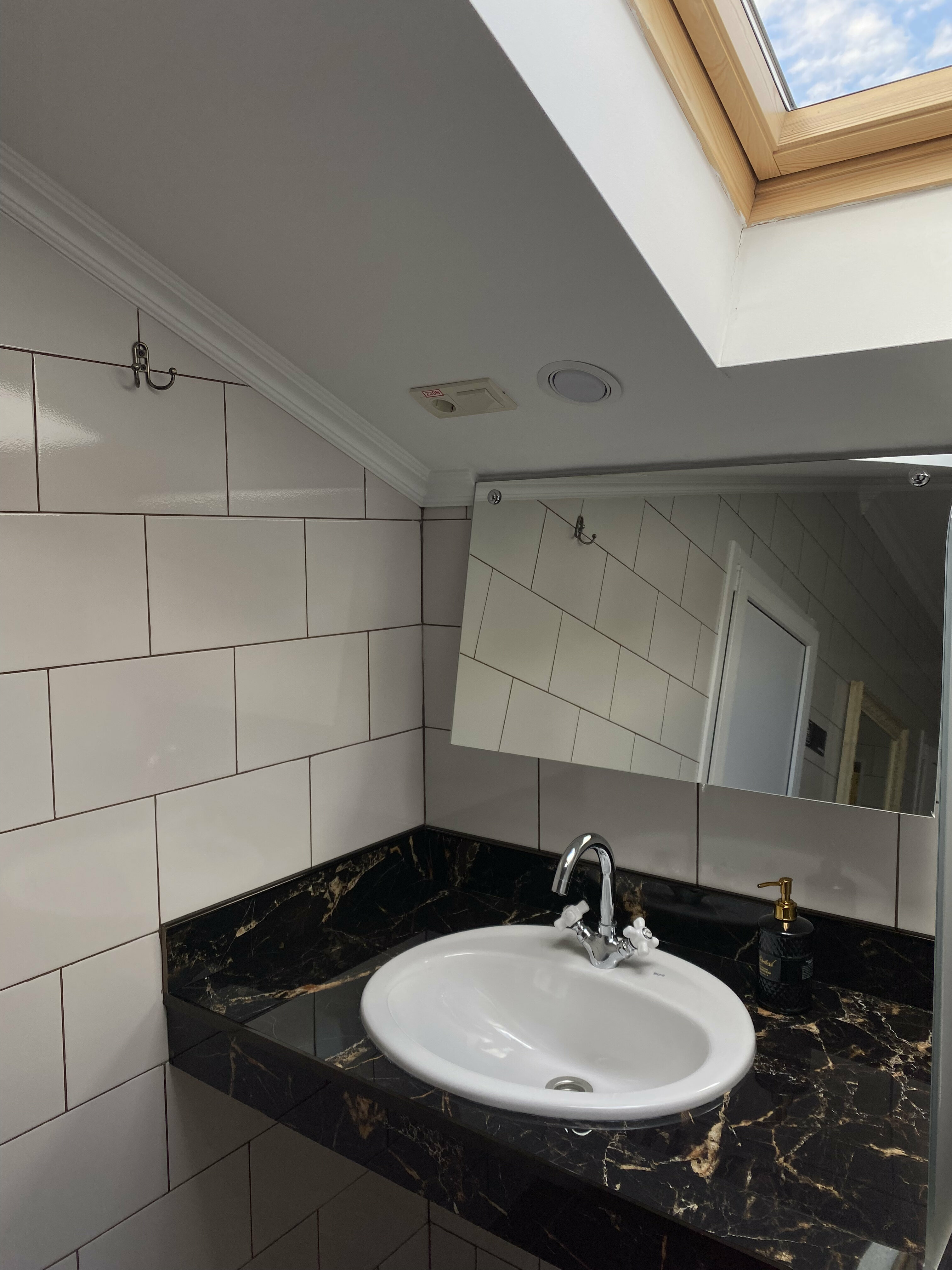 Кровать в общем 6-местном номере для мужчин и женщин