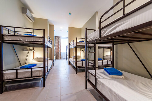 Спальное место на двухъярусной кровати в общем номере для мужчин и женщин