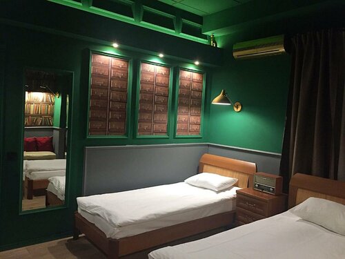 Стандартный двухместный номер с 2 отдельными кроватями и общей ванной комнатой