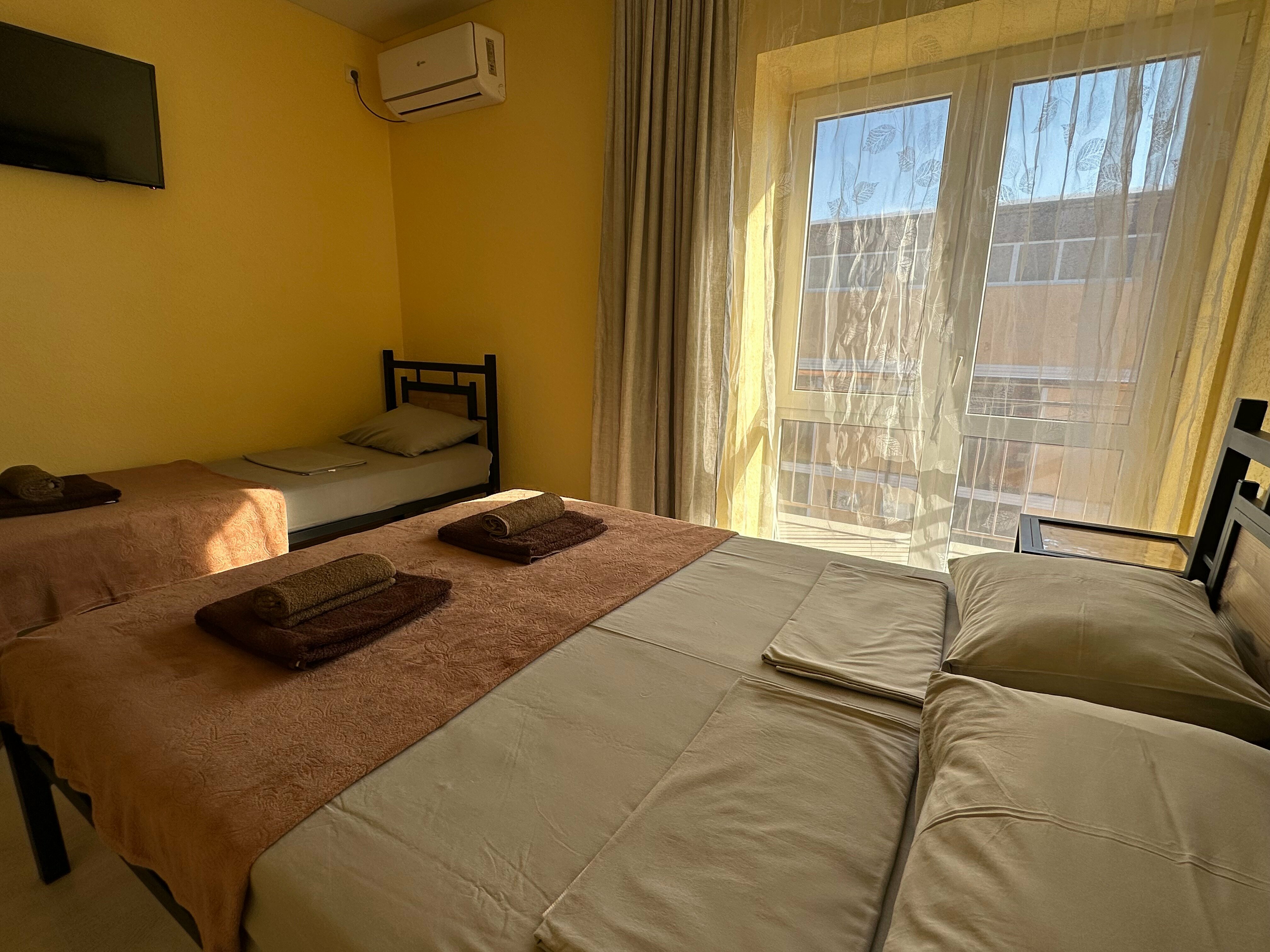 Трехместный номер с балконом