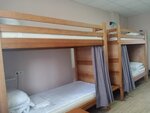 Кровать  в 8-местном женском номере со шторками в Никольский