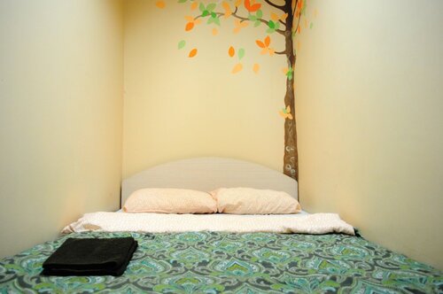 Небольшой номер с двуспальной кроватью без окна (заезд 14-23ч, с 18 лет, без детей, депозит) в Lokaland
