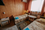 Двухместный номер с двумя односпальными кроватями и двуспальным диваном, удобствами на этаже в Отель 858 км
