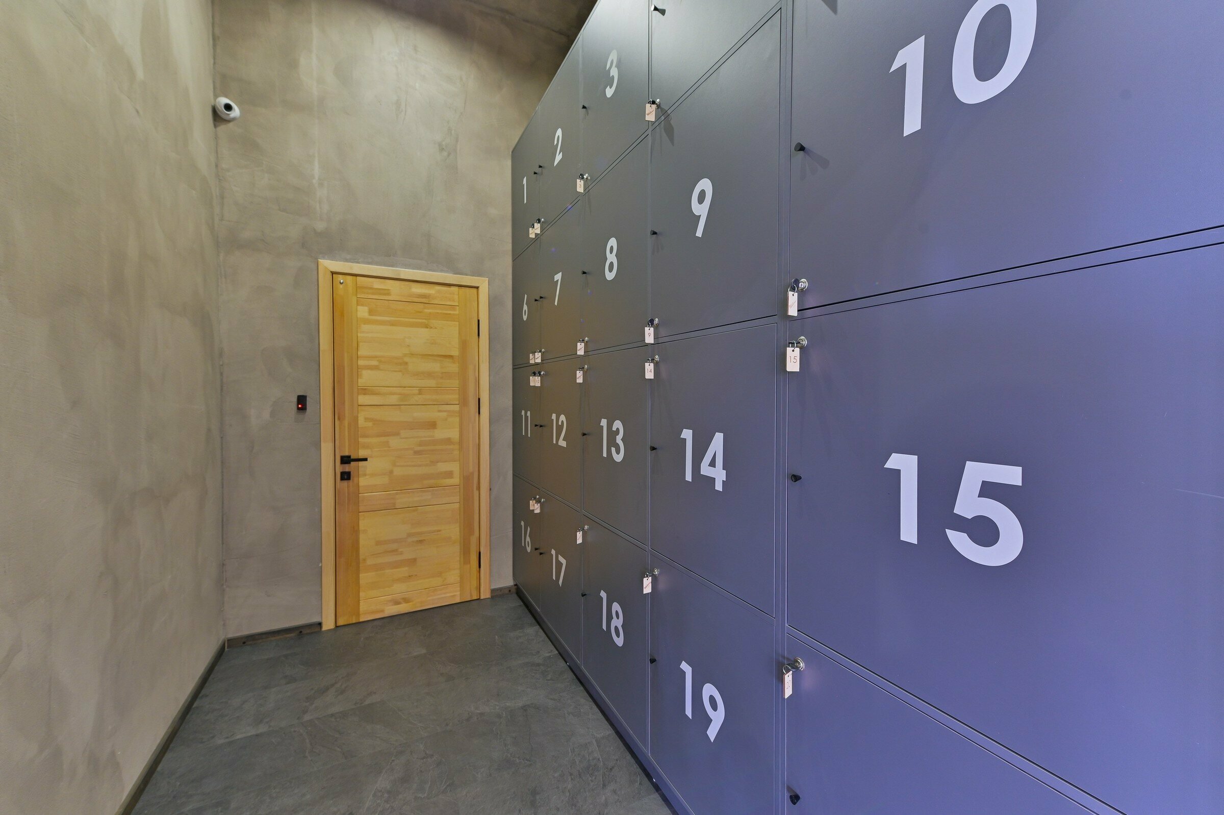 Односпальная кровать в общем номере для мужчин и женщин