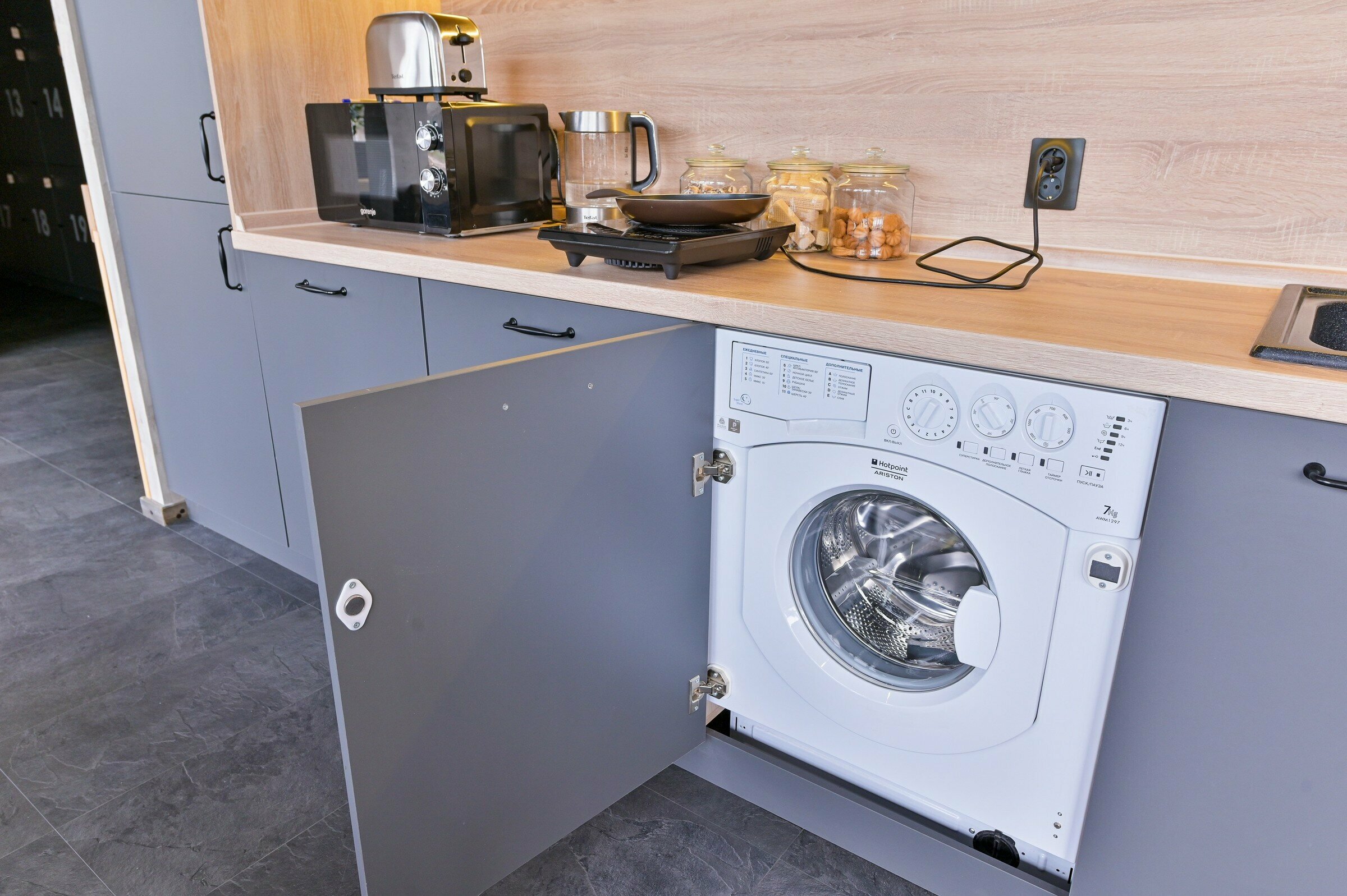 Односпальная кровать в общем номере для мужчин и женщин