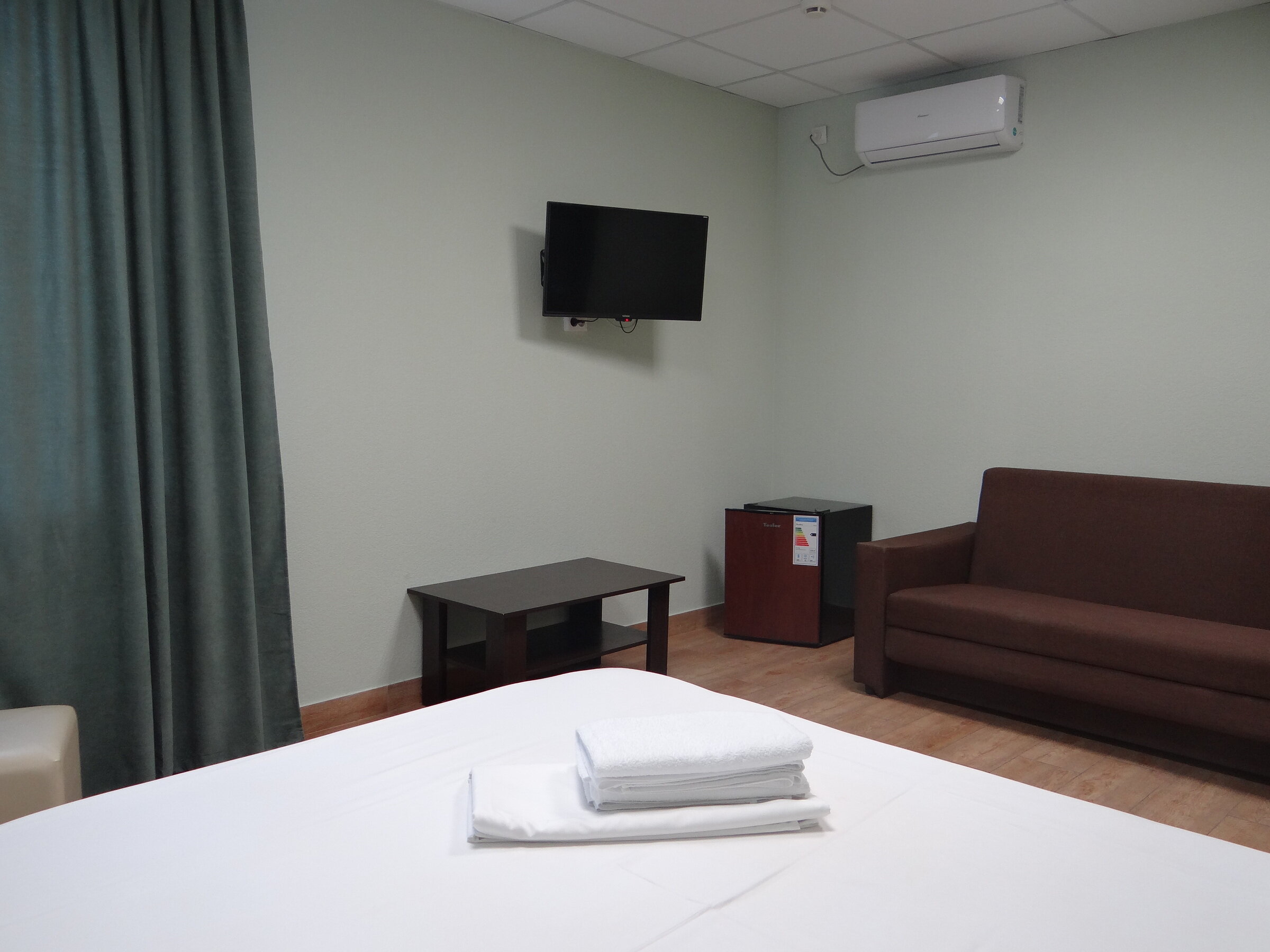 Большой двухместный с 1 кроватью с доступом в баню, бассейн (сеанс 4 часа в сутки на каждого гостя)