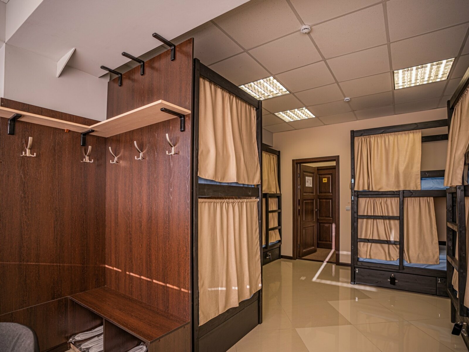 Кровать в общем 8-местном номере для мужчин и женщин