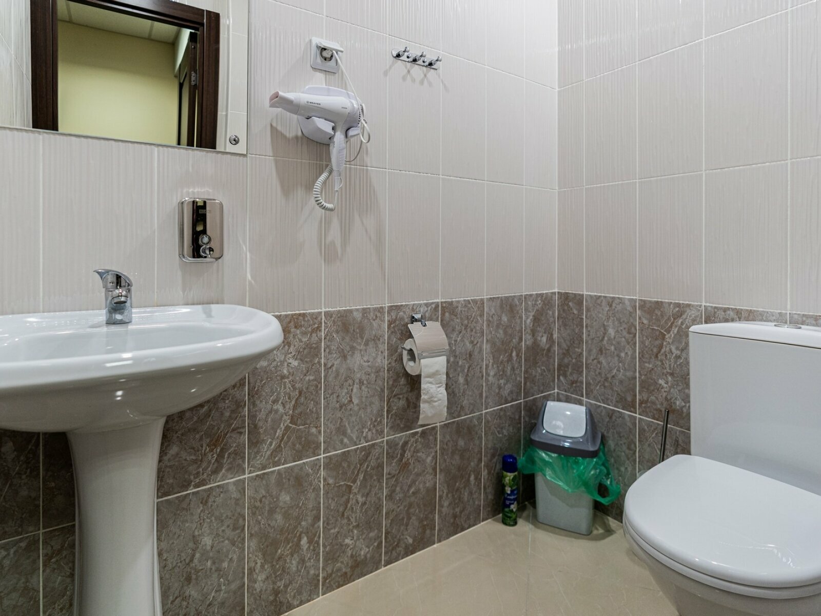 Кровать в общем 8-местном номере для мужчин и женщин