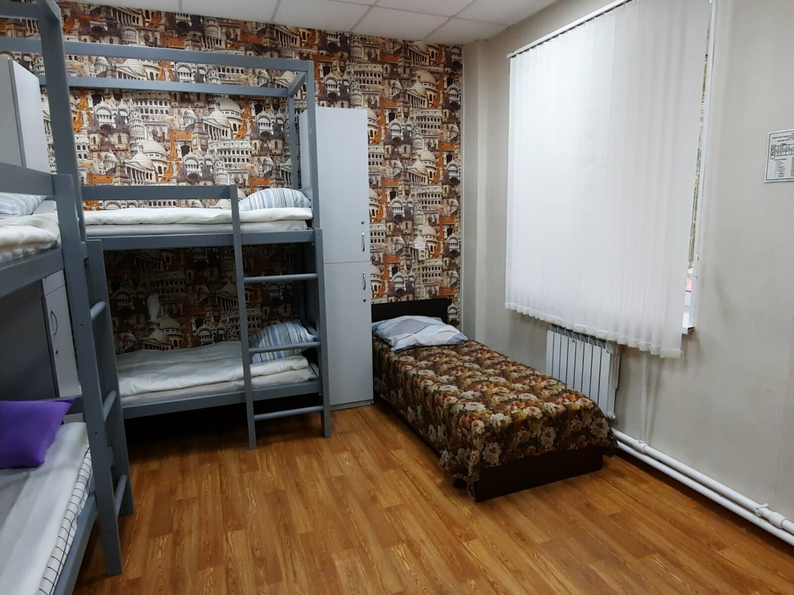 Спальное место на двухъярусной кровати в общем номере для мужчин и женщин