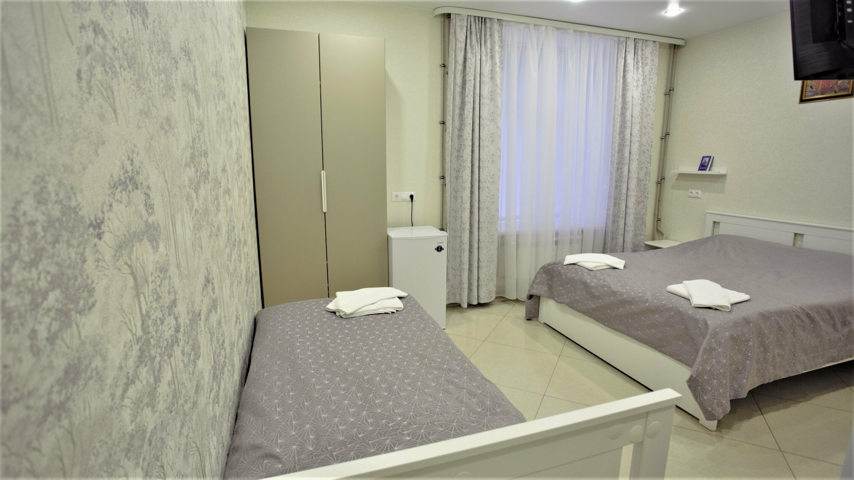 Трехместный номер с собственной ванной комнатой