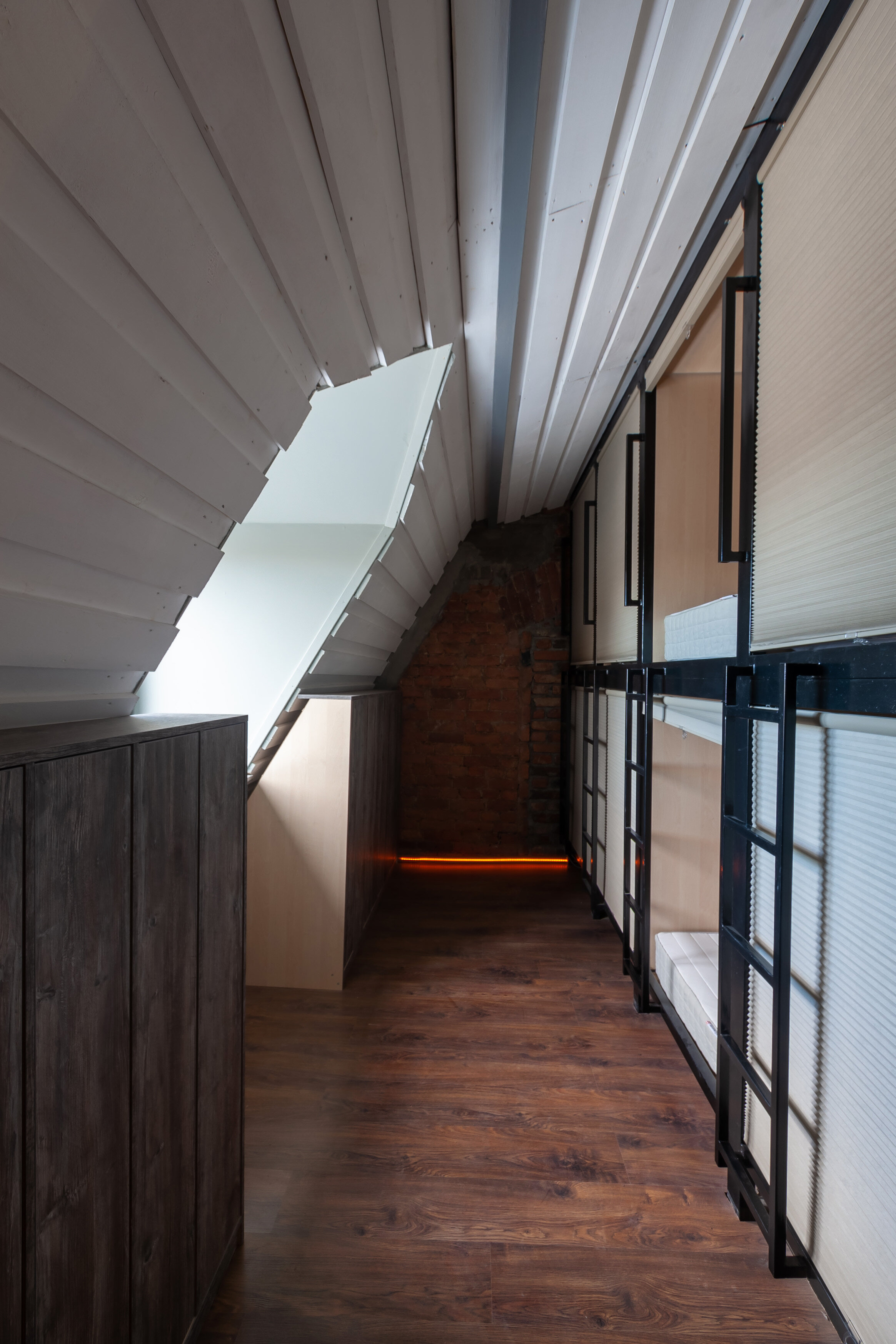 Односпальная кровать в общем номере для женщин