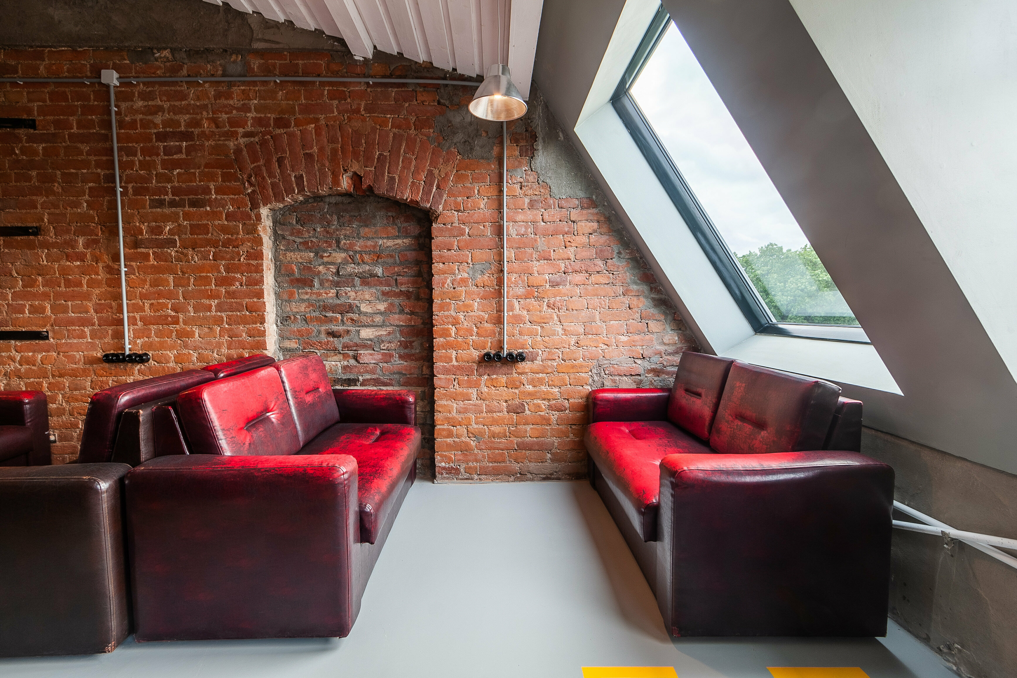 Односпальная кровать в общем номере для женщин