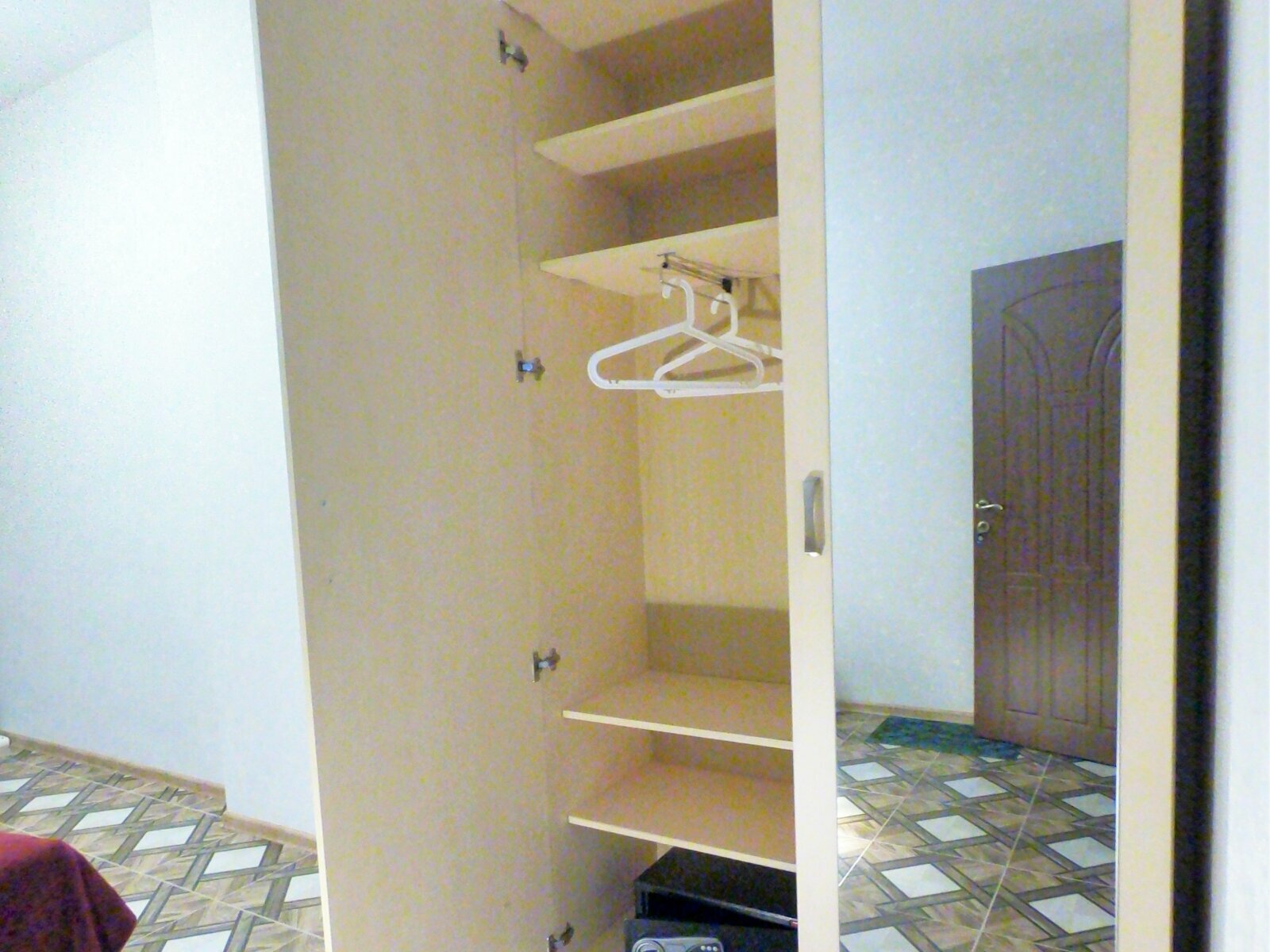 Трехместный номер с собственной ванной комнатой вне номера