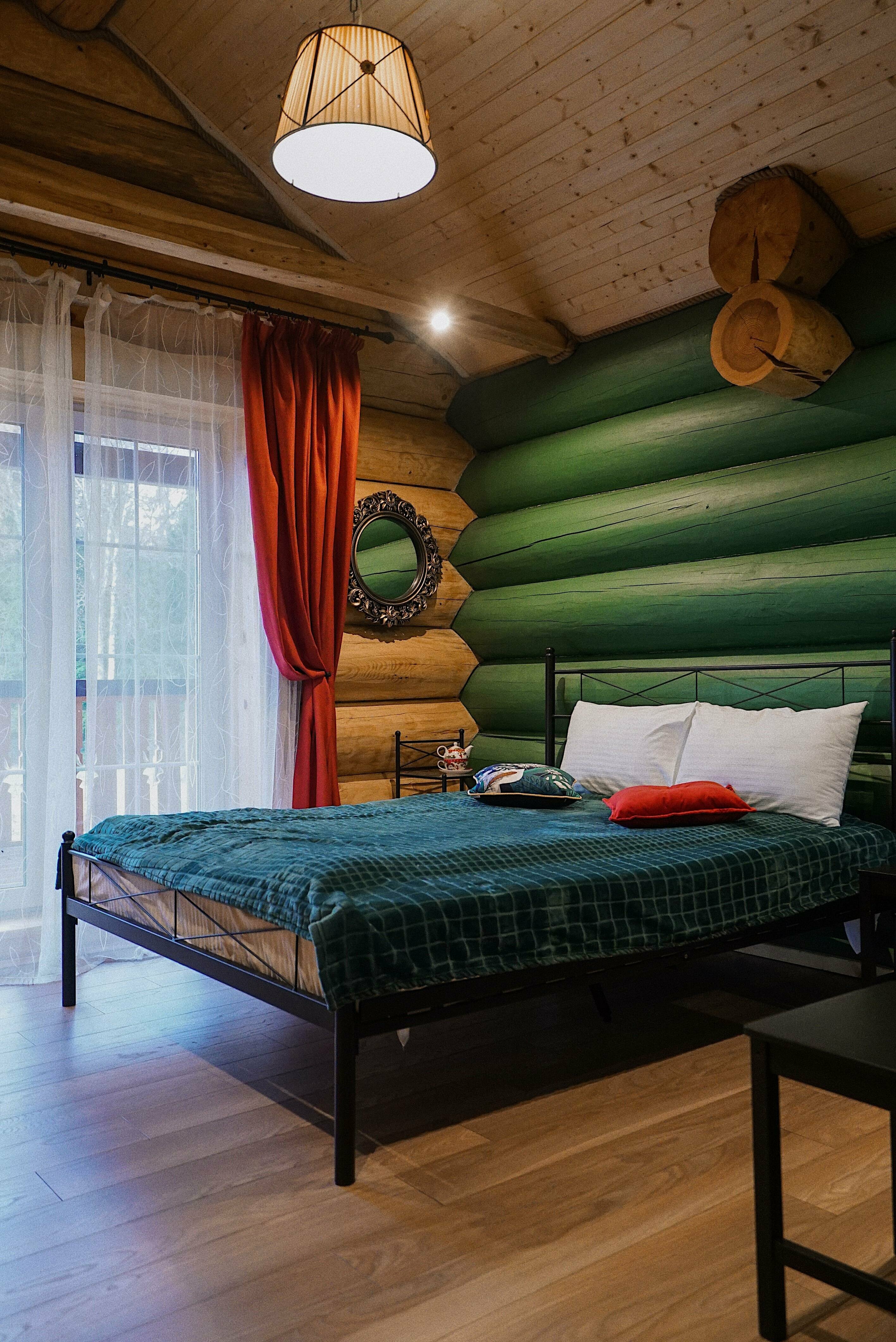 Двухэтажный терем "ЦВЕТЫ" в окружении леса