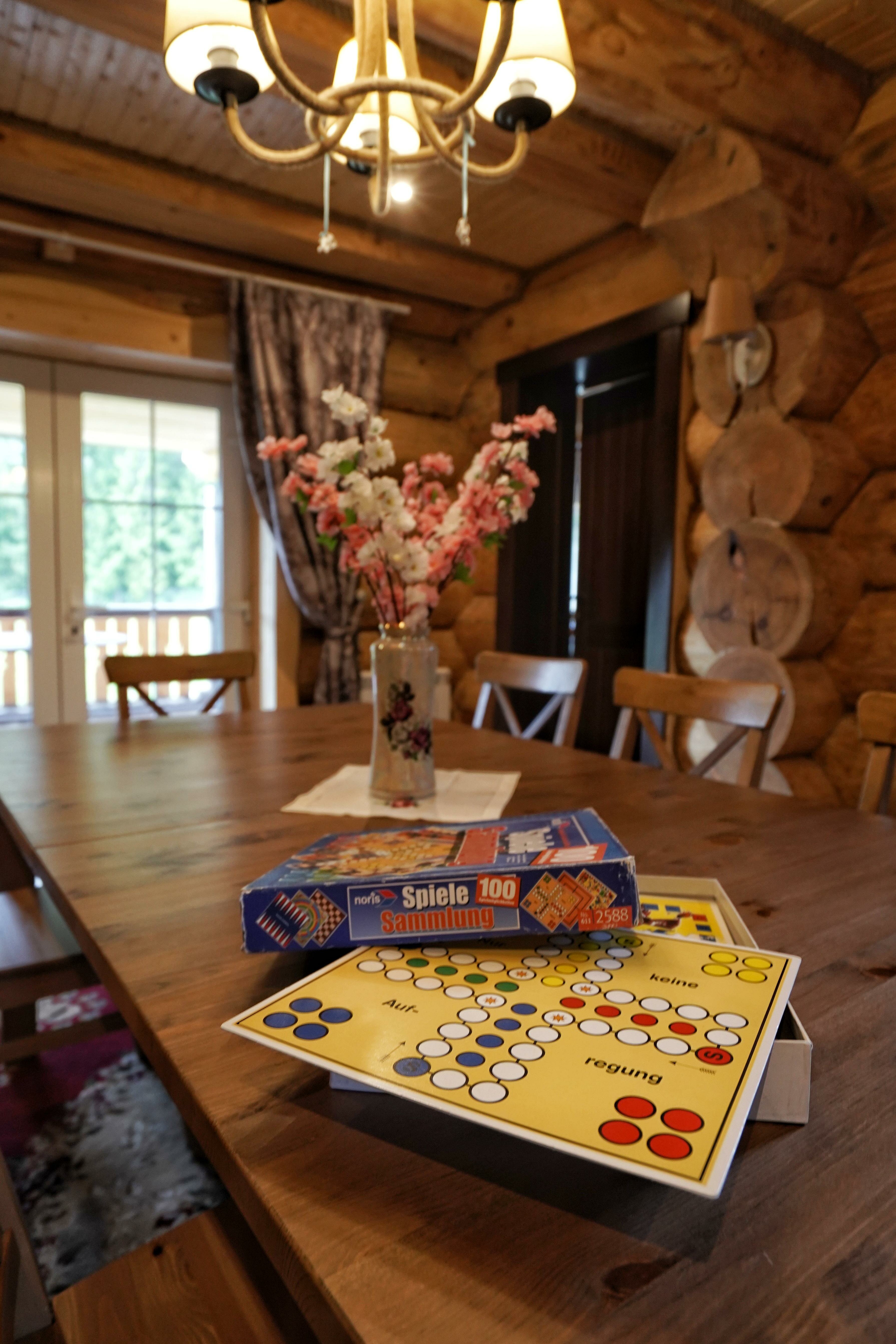 Двухэтажный терем "ЦВЕТЫ" в окружении леса