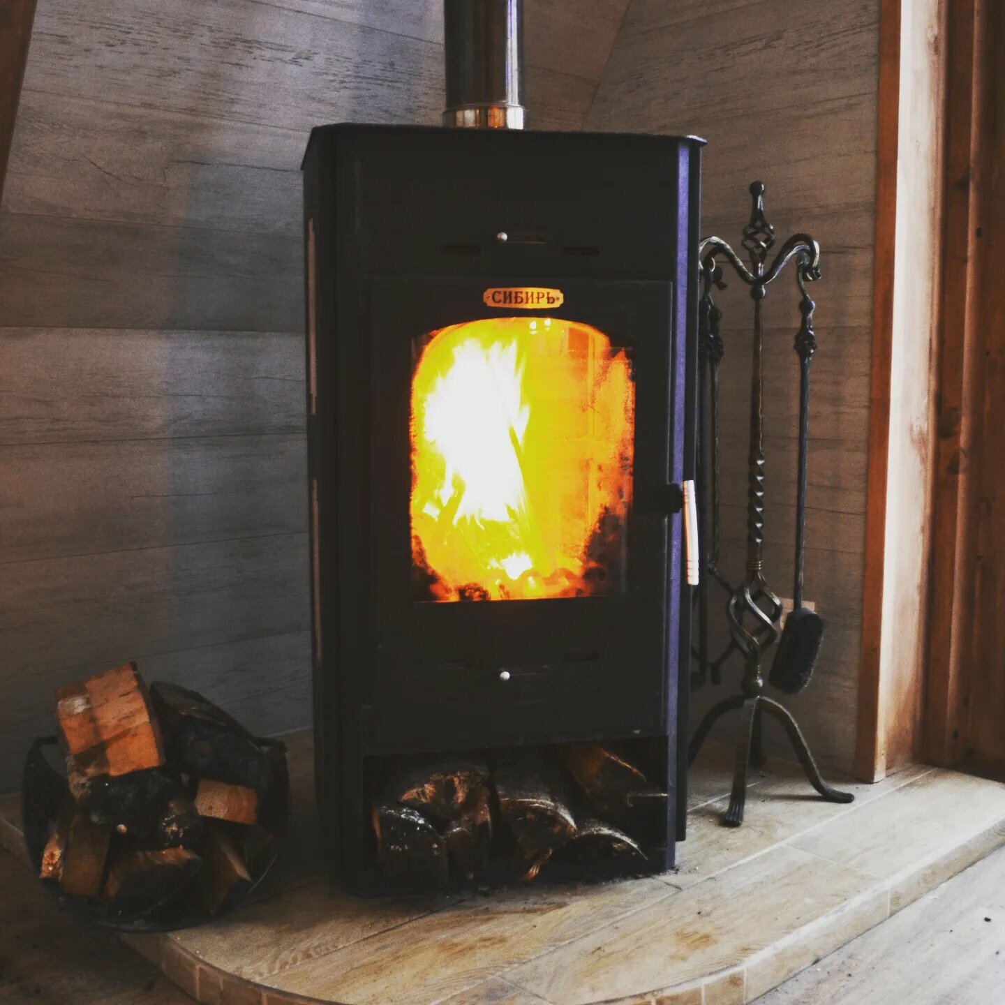 Афрейм с видом лес и озеро