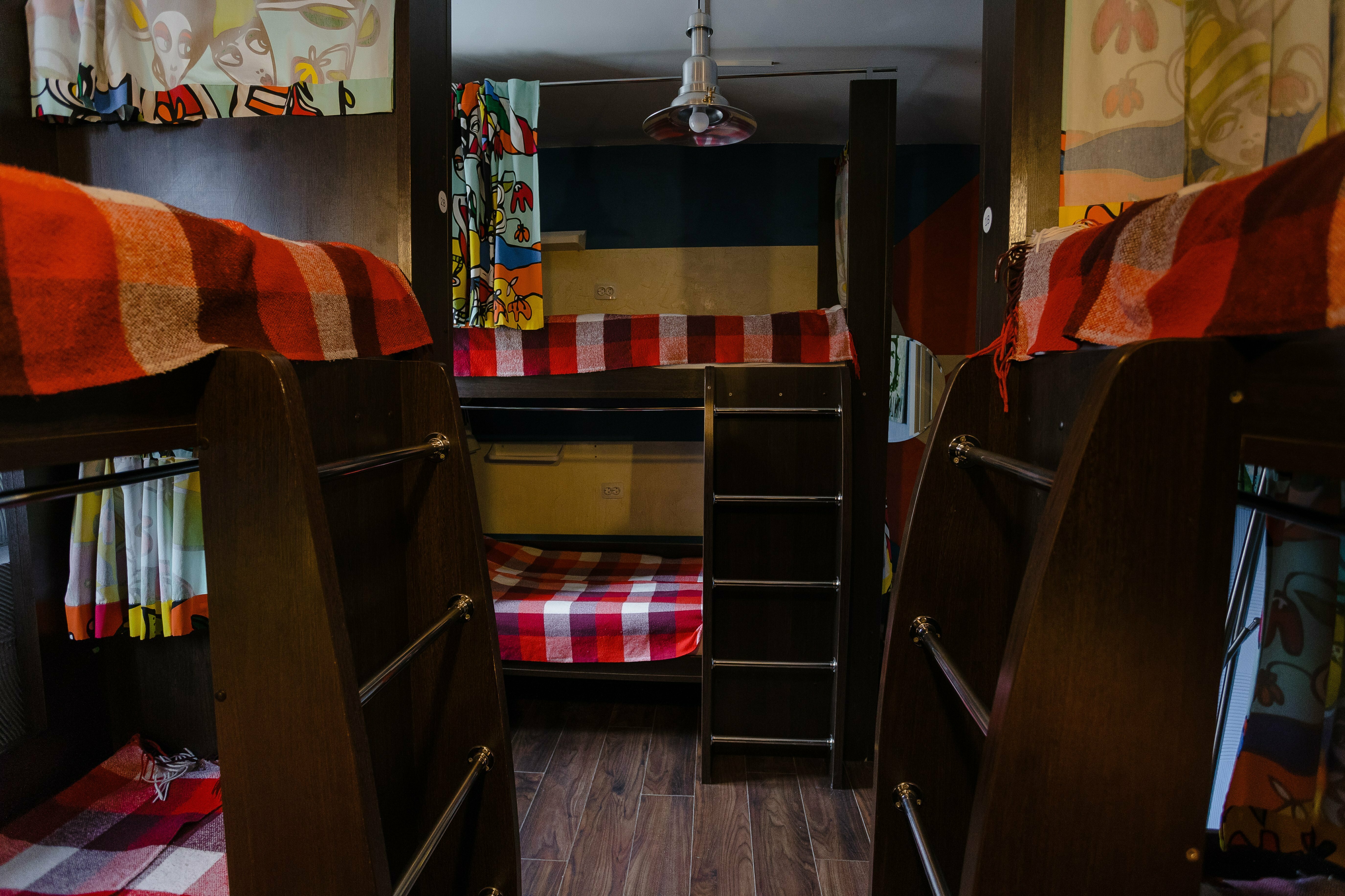 Кровать в общем 6-местном номере для мужчин и женщин