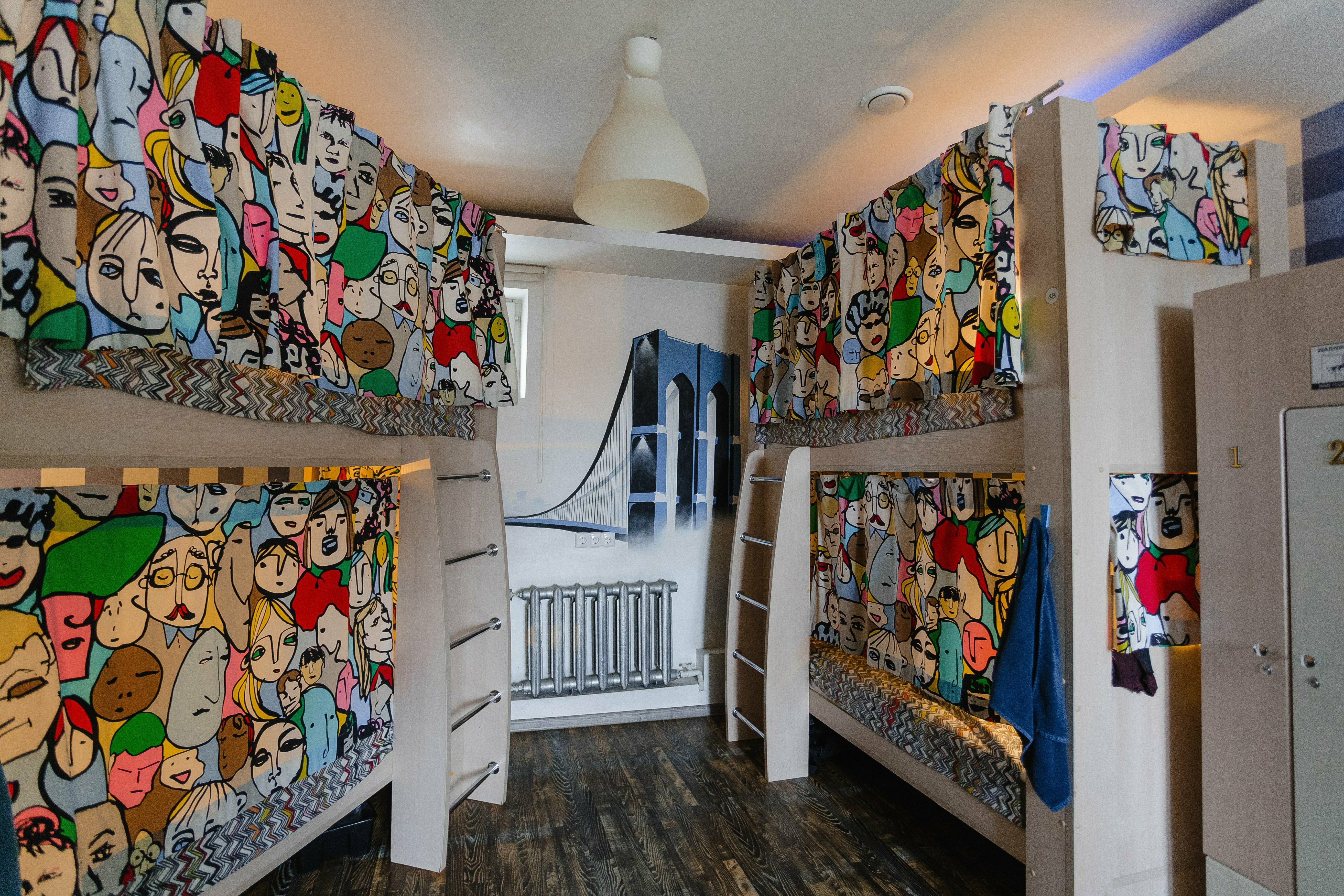 Кровать в общем 8-местном номере для мужчин и женщин