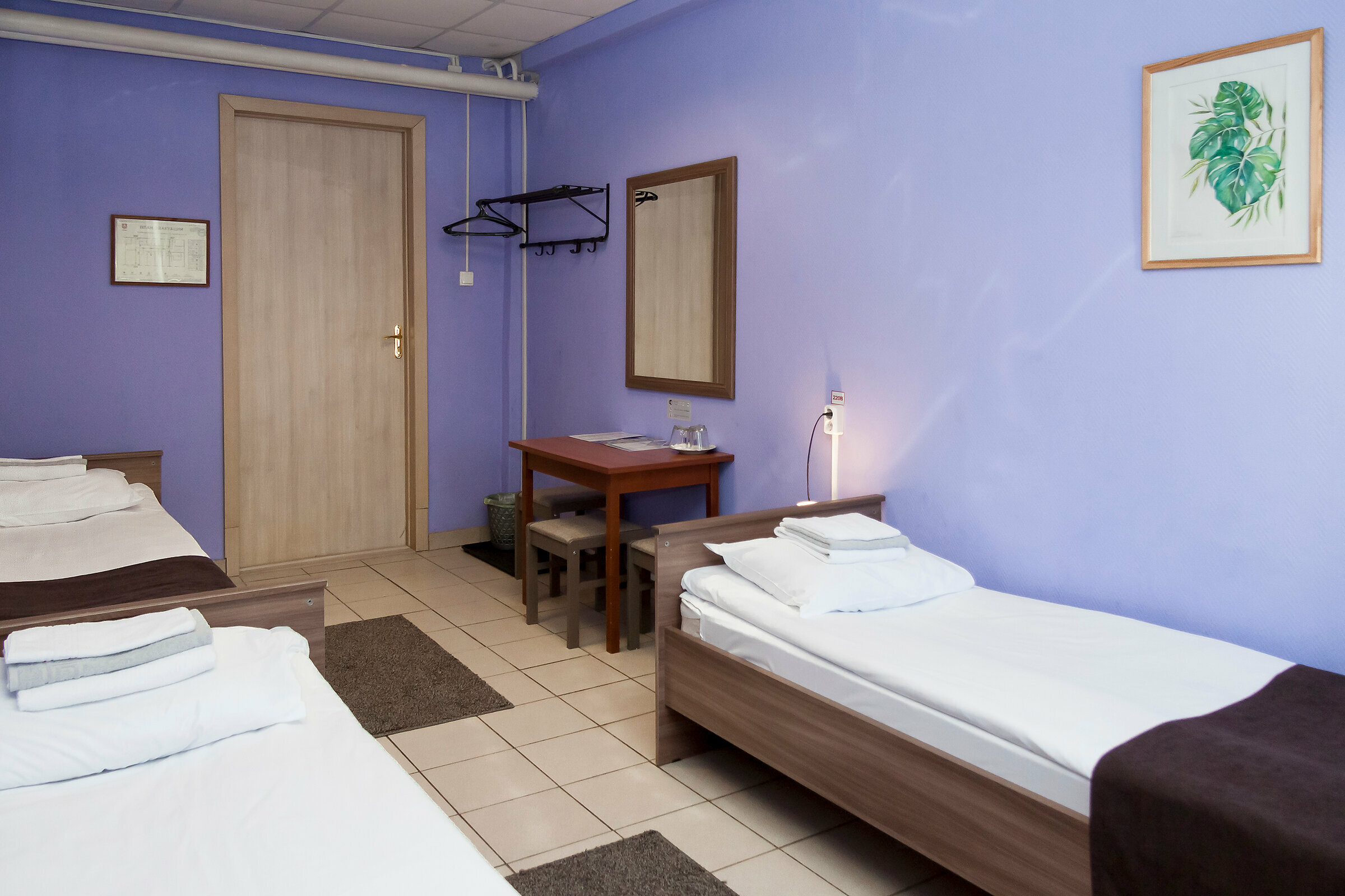 Односпальная кровать в общем номере для женщин