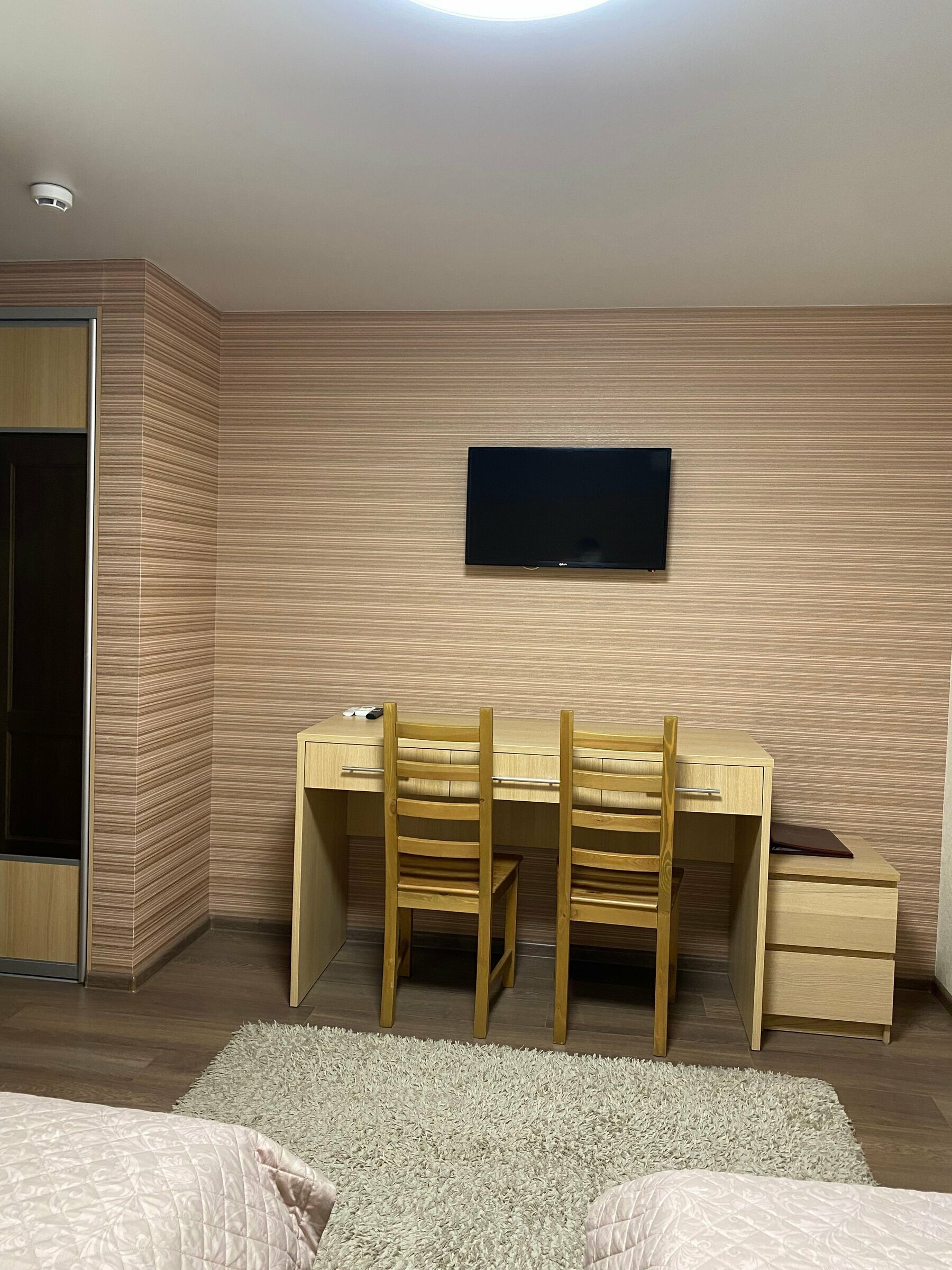 Небольшой двухместный номер с 2 отдельными кроватями