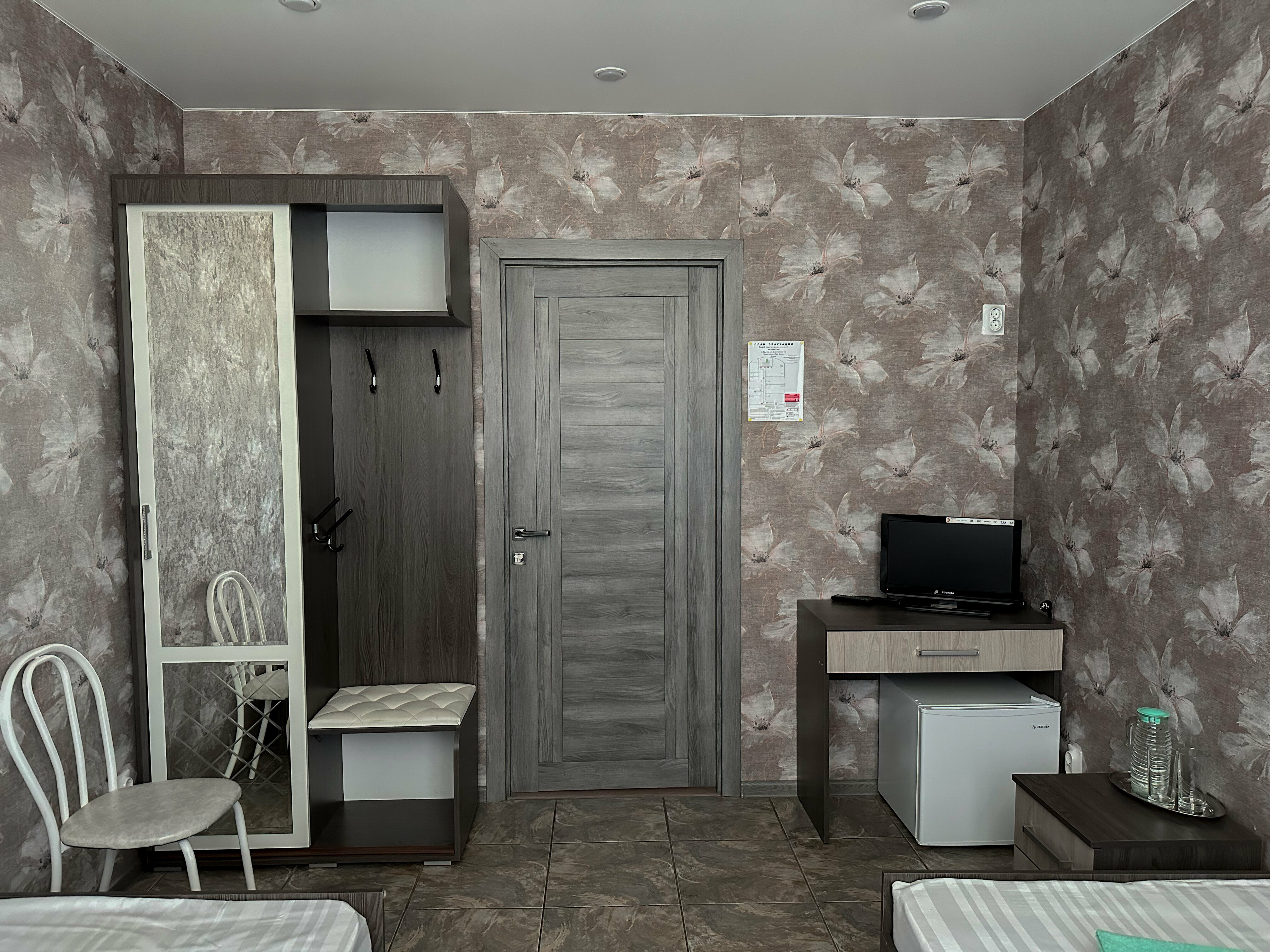 Стандартный двухместный номер с 2 отдельными кроватями и общей ванной комнатой