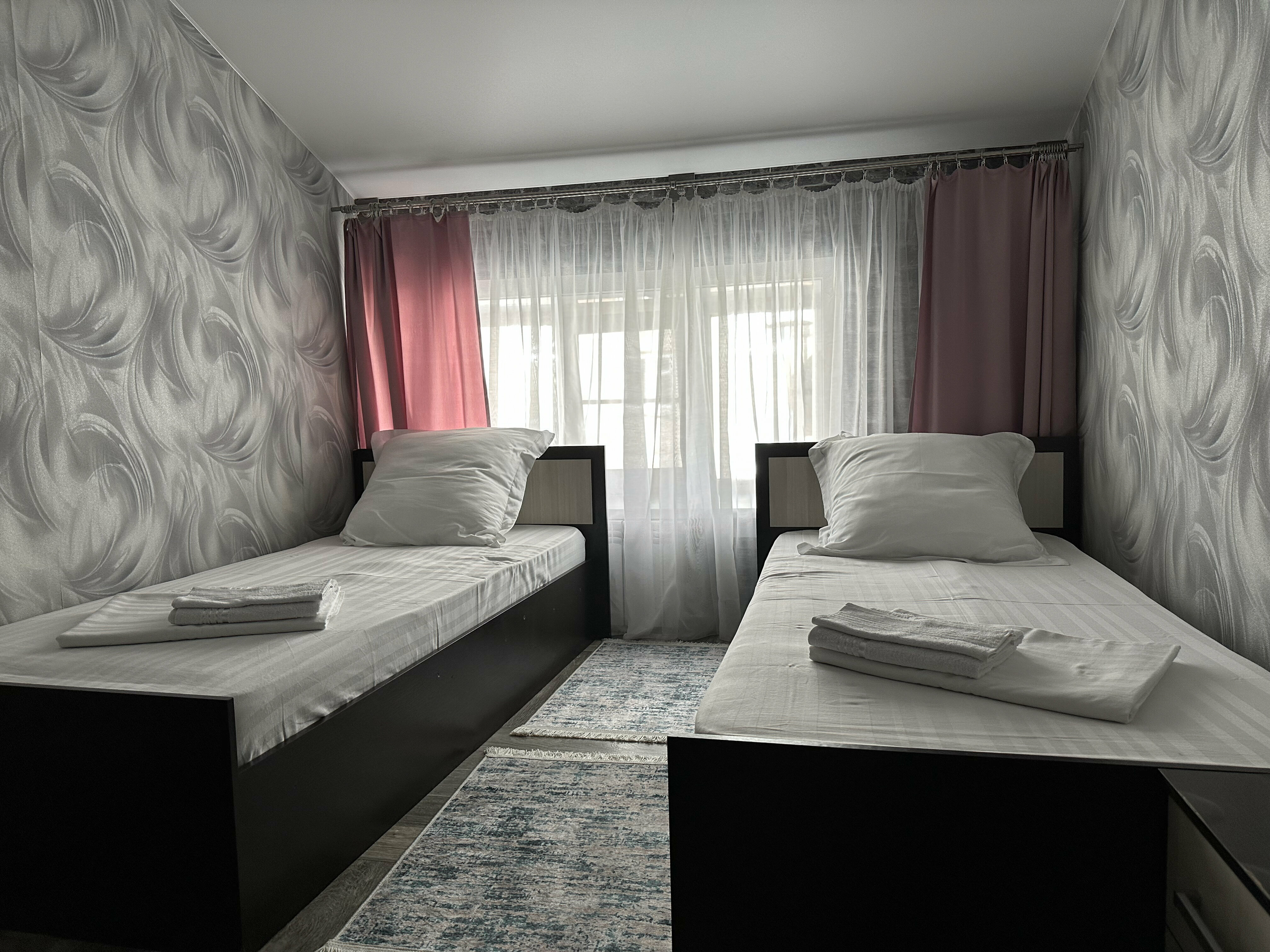 Стандартный двухместный номер с 2 отдельными кроватями и общей ванной комнатой