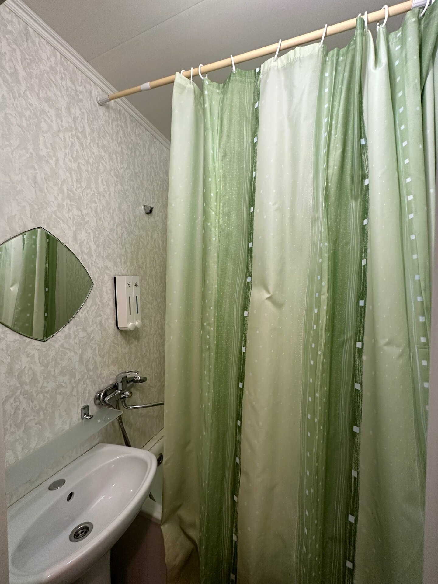 Трехместный номер эконом-класса с общей ванной комнатой