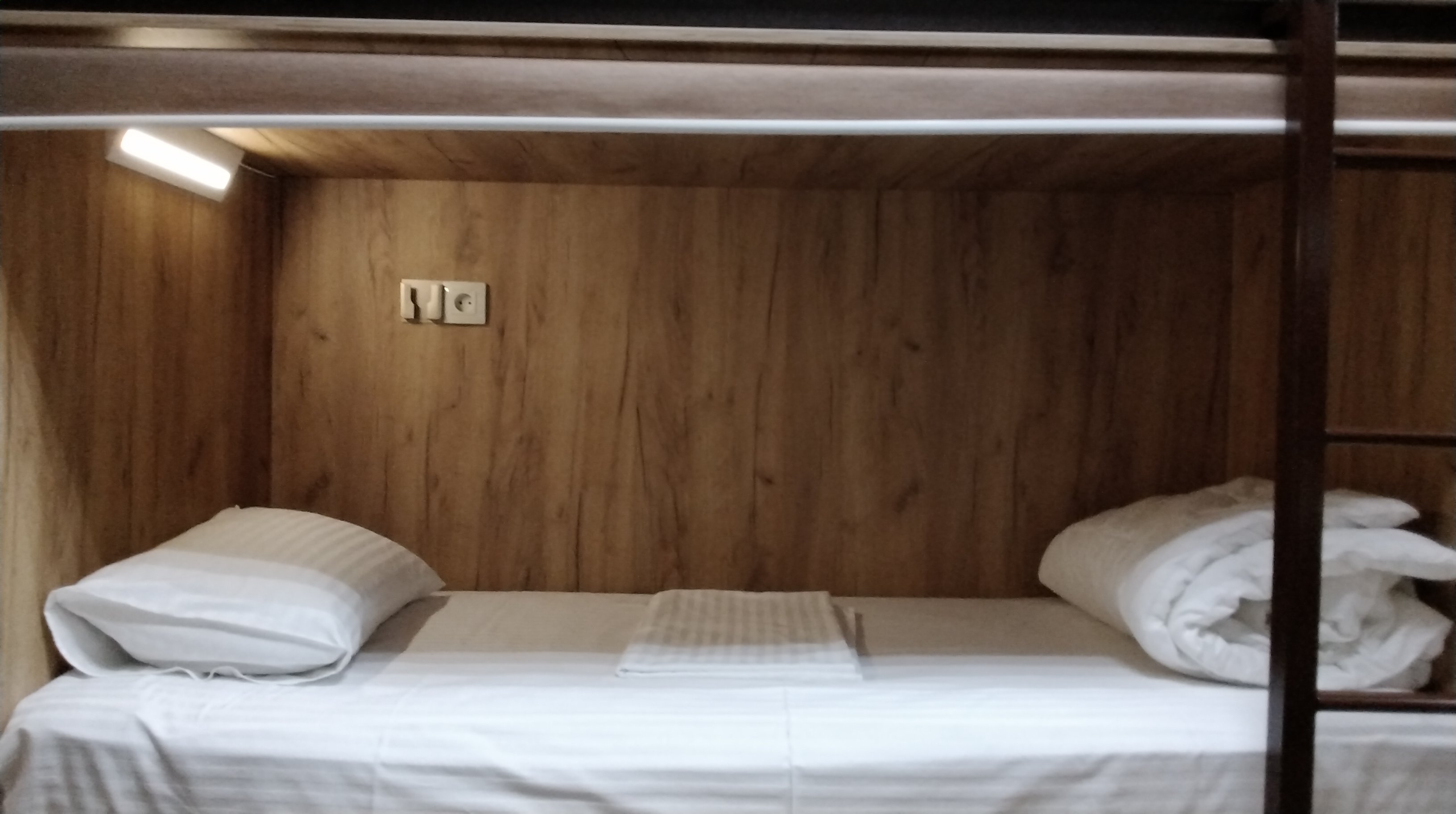 Спальное место на двухъярусной кровати в общем номере для мужчин